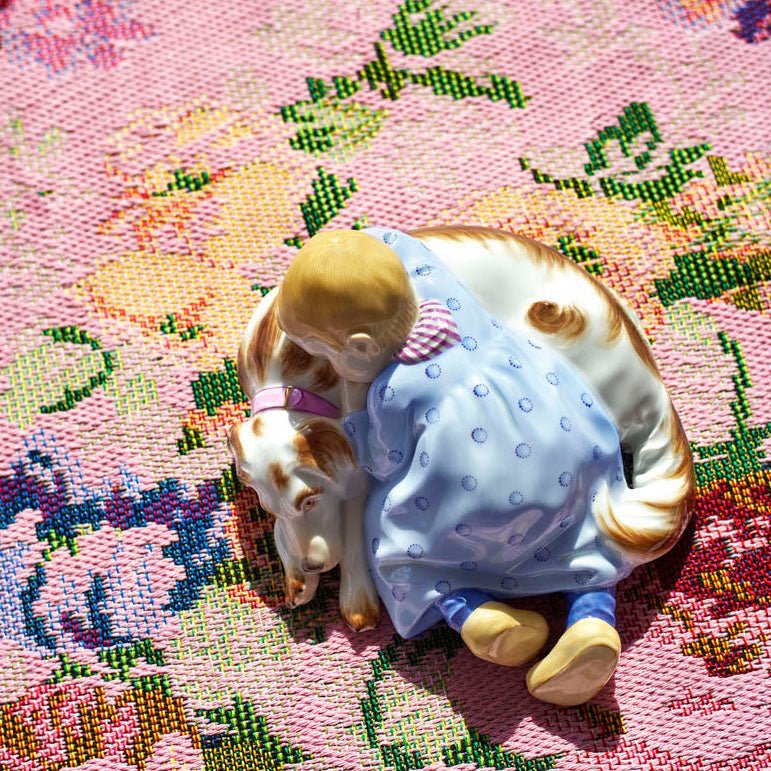 Figur Kind auf Hund schlafend, bunt und gold staffiert, H 7,5 cm | Meissen Figuren - Edition Hentschelkinder 900300 - 73368 - Meissen Weimar