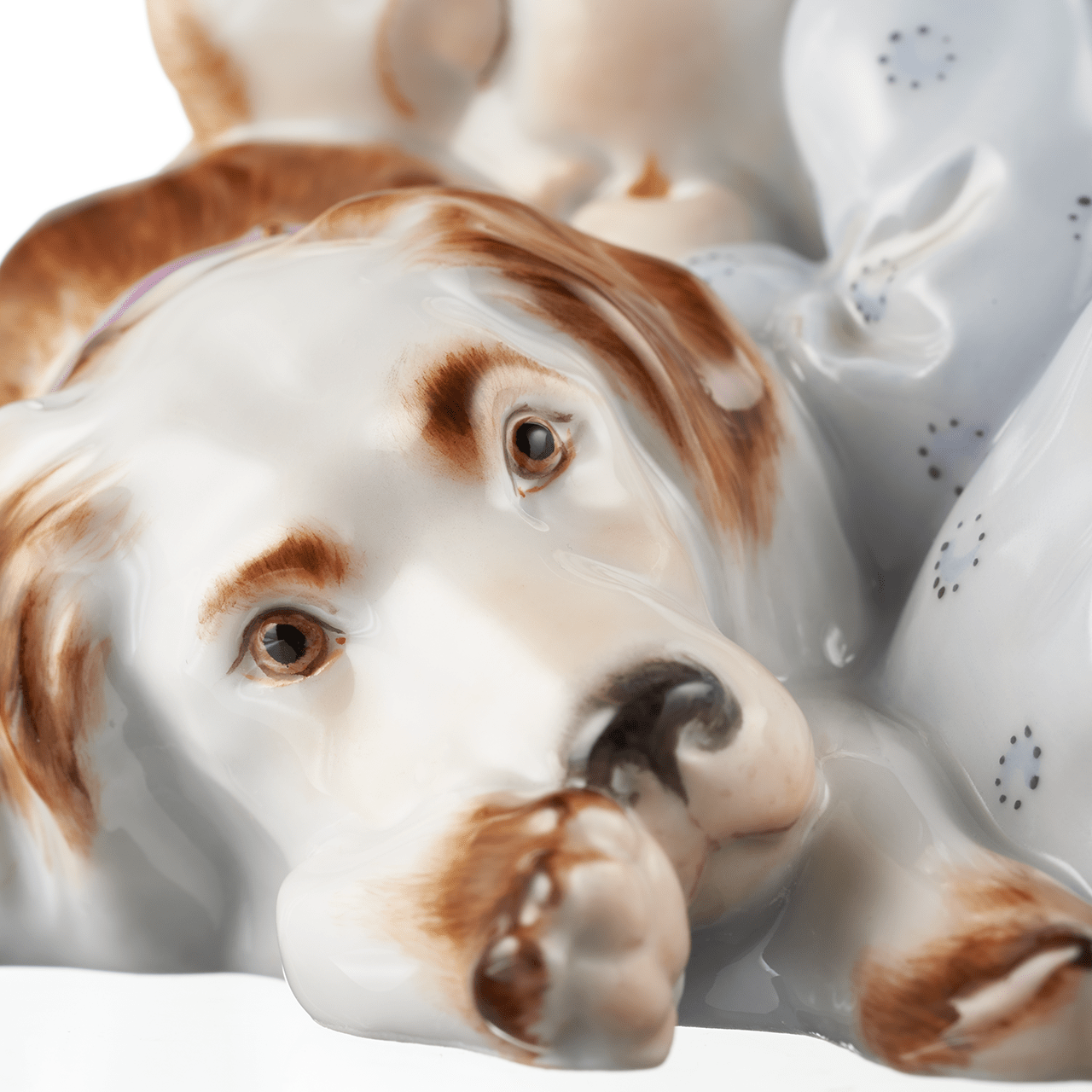 Figur Kind auf Hund schlafend, bunt und gold staffiert, H 7,5 cm | Meissen Figuren - Edition Hentschelkinder 900300 - 73368 - Meissen Weimar