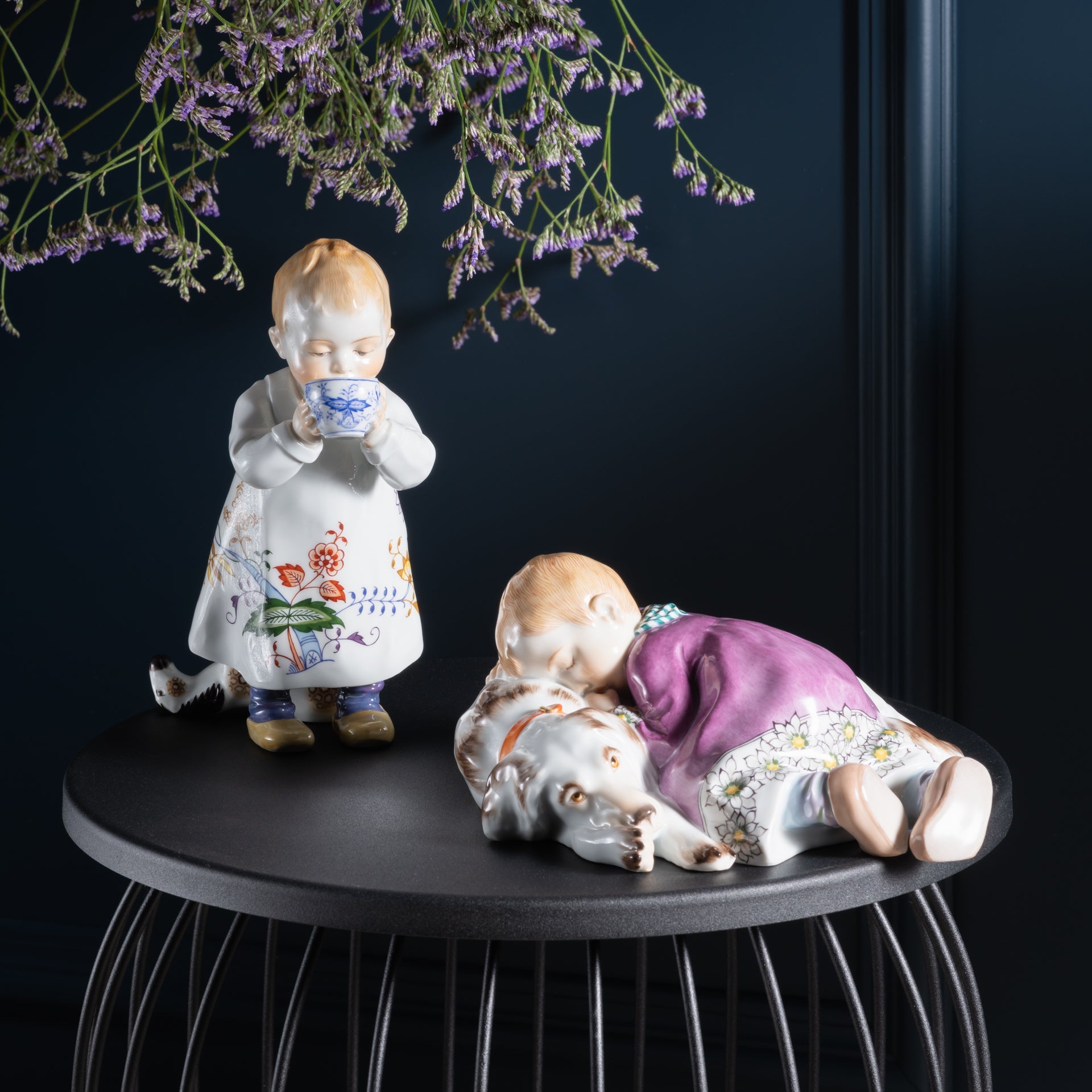 Figur Kind auf Hund schlafend, Edelweißkante, H 7,5 cm | Meissen Figuren - Edition Hentschelkinder 90a382 - 73368 - Meissen Weimar