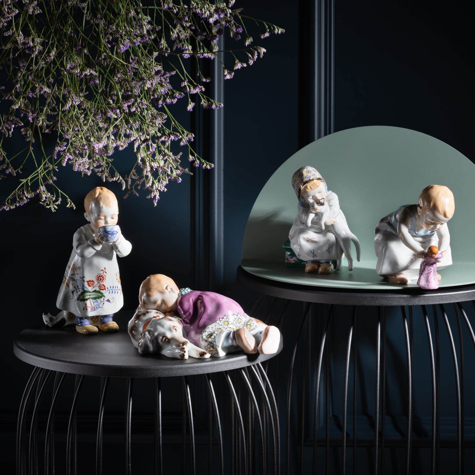 Figur Kind mit Puppe, Kleid mit weißen Blüten, H 11 cm | Meissen Figuren - Edition Hentschelkinder 90a425 - 73363 - Meissen Weimar