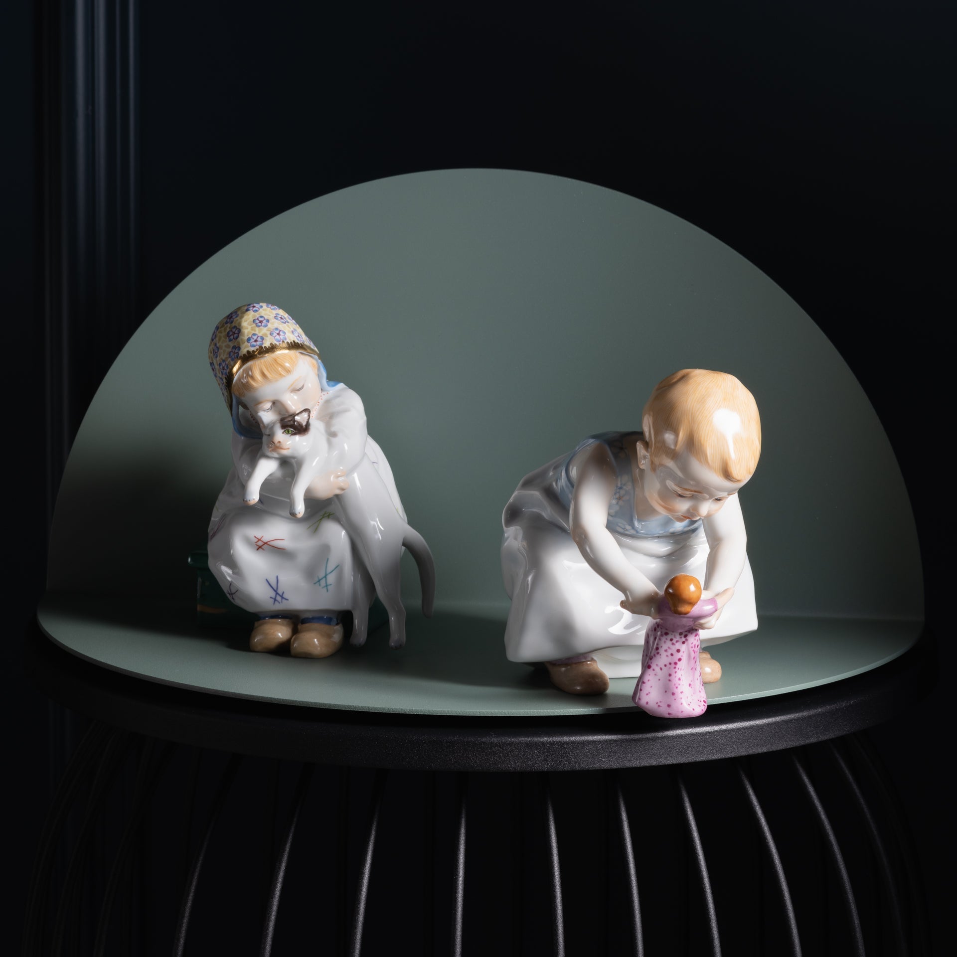 Figur Kind mit Puppe, Kleid mit weißen Blüten, H 11 cm | Meissen Figuren - Edition Hentschelkinder 90a425 - 73363 - Meissen Weimar
