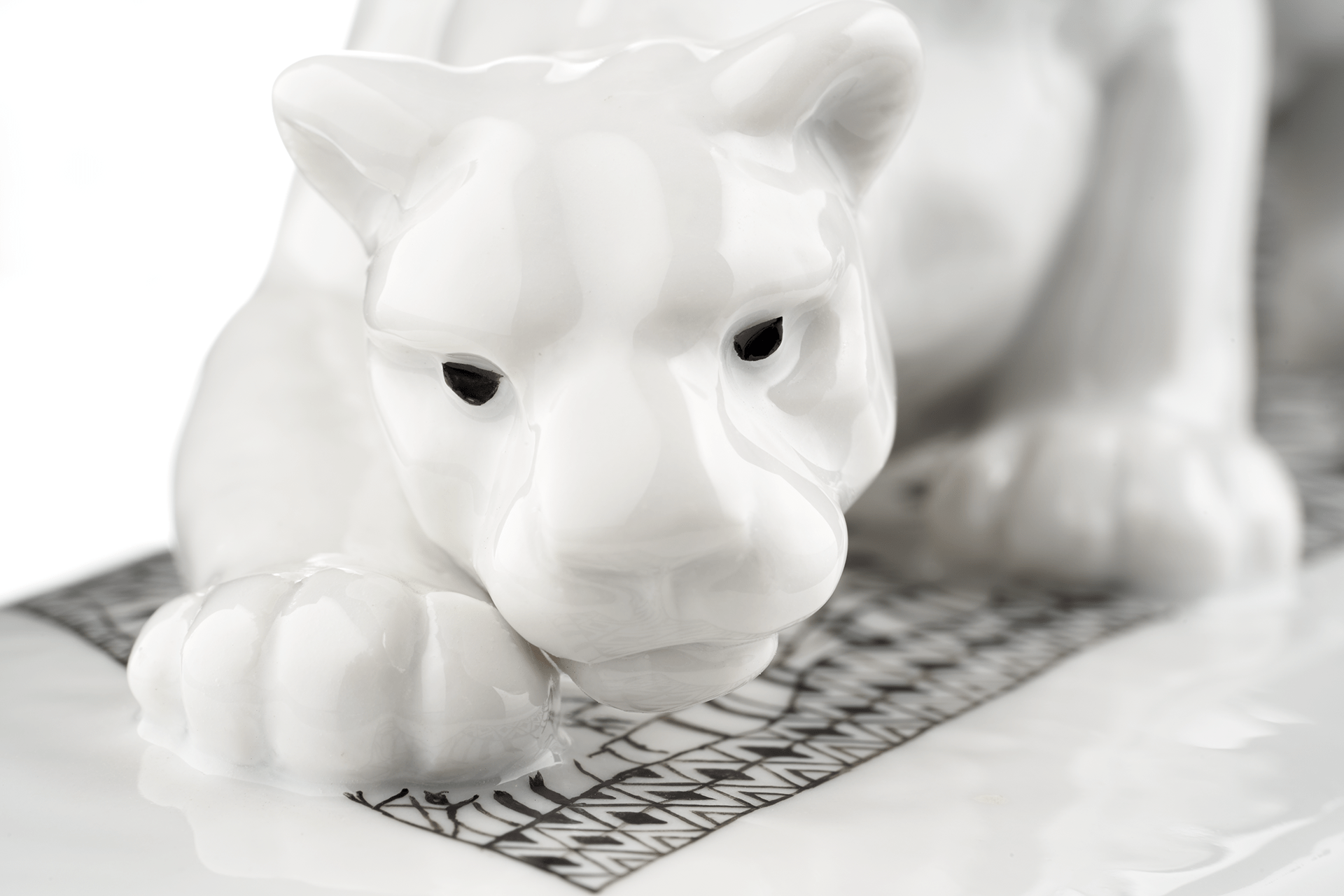 Figur Leopard, Schwarz - Weiß, L 17 cm | Meissen Atelier - Edition 65o007 - 78017 - Meissen Weimar