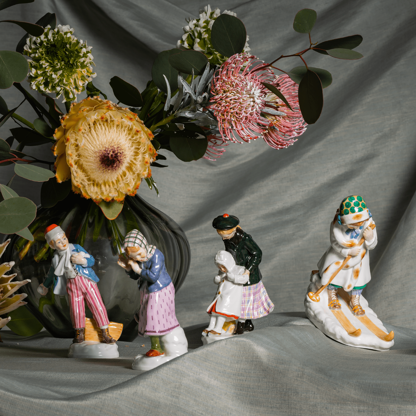 Figur Mädchen mit Schlittschuhen, bunt staffiert, H 15 cm | Meissen Figuren - Edition Tierkinder 900300 - 73660 - Meissen Weimar