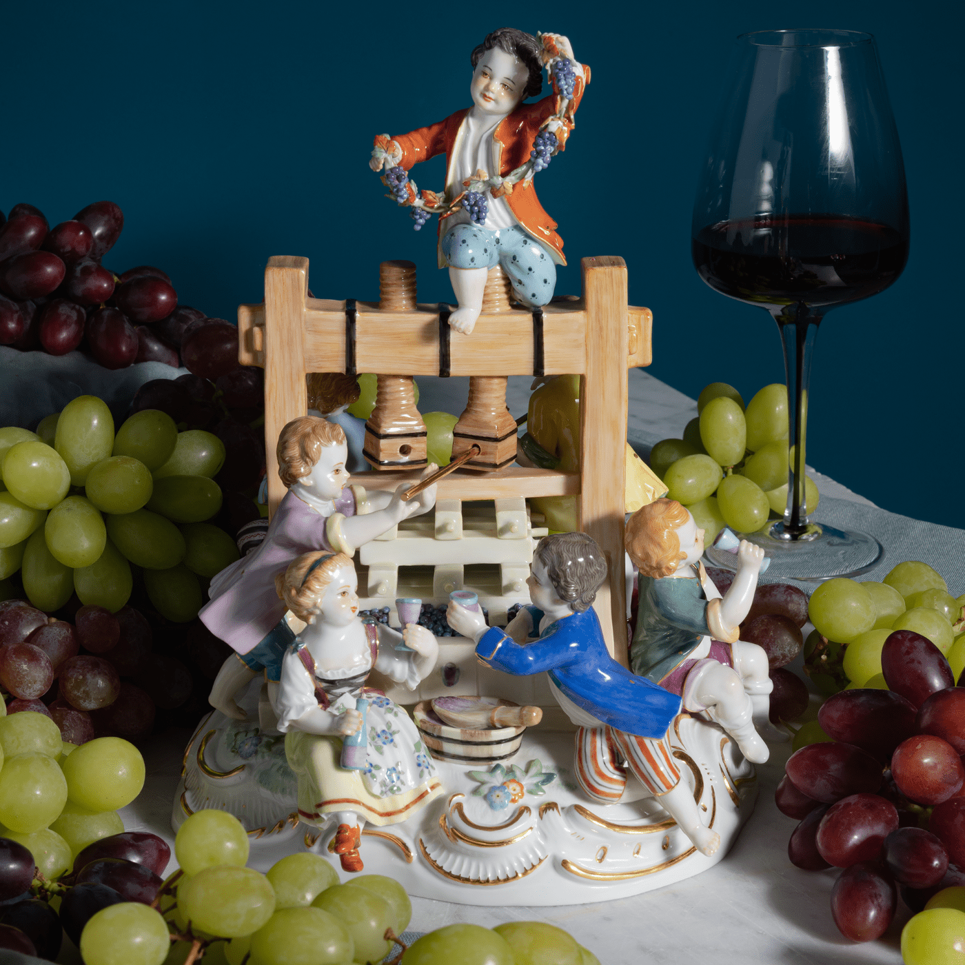 Figur Weinpresse, handbemalt, H 24 cm | Meissen Exklusiv - Kollektion 900380 - 61m35 - Meissen Weimar