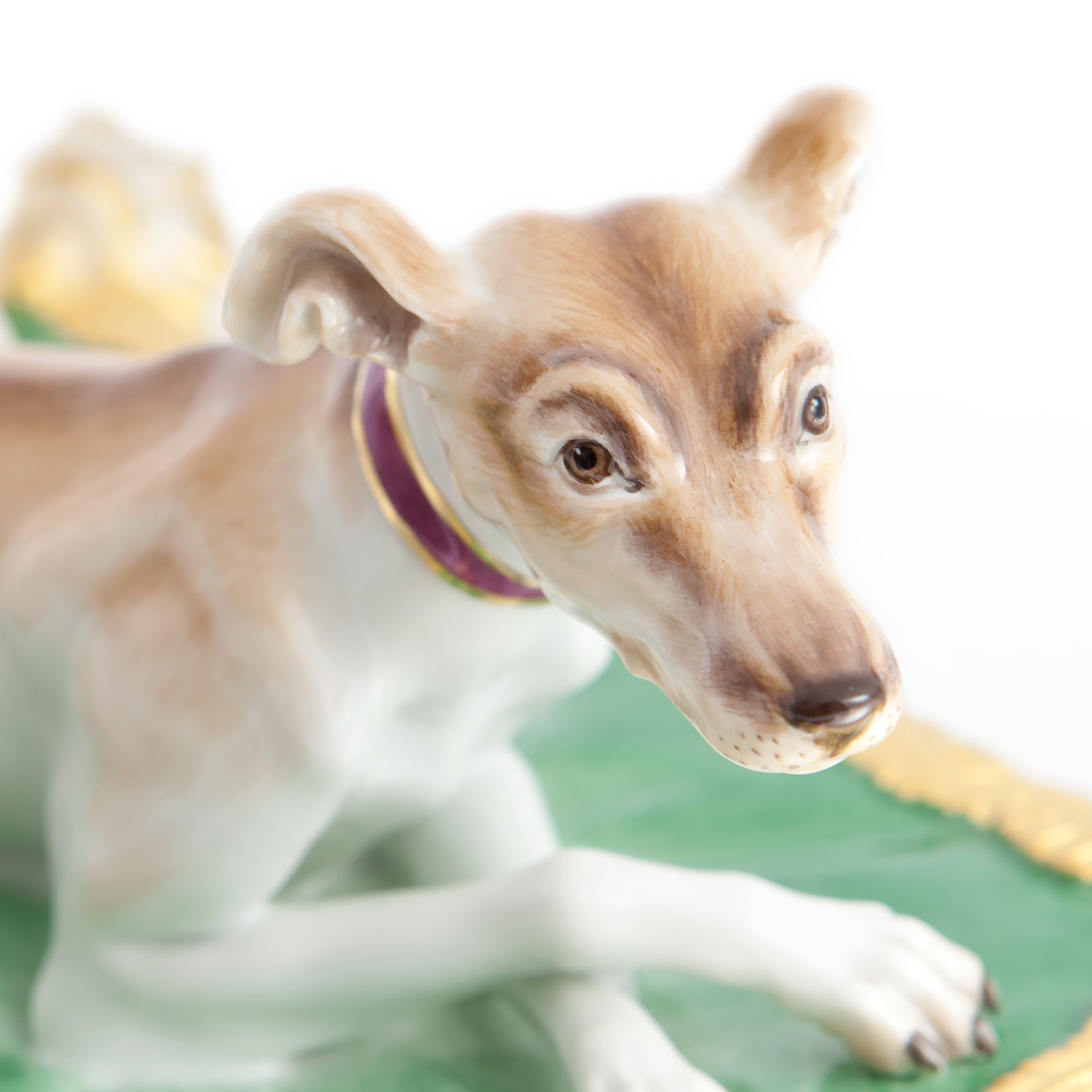 Figur Windhund auf Dose, H 10 cm | Meissen Limitierte Meisterwerke 900384 - 78987 - Meissen Weimar