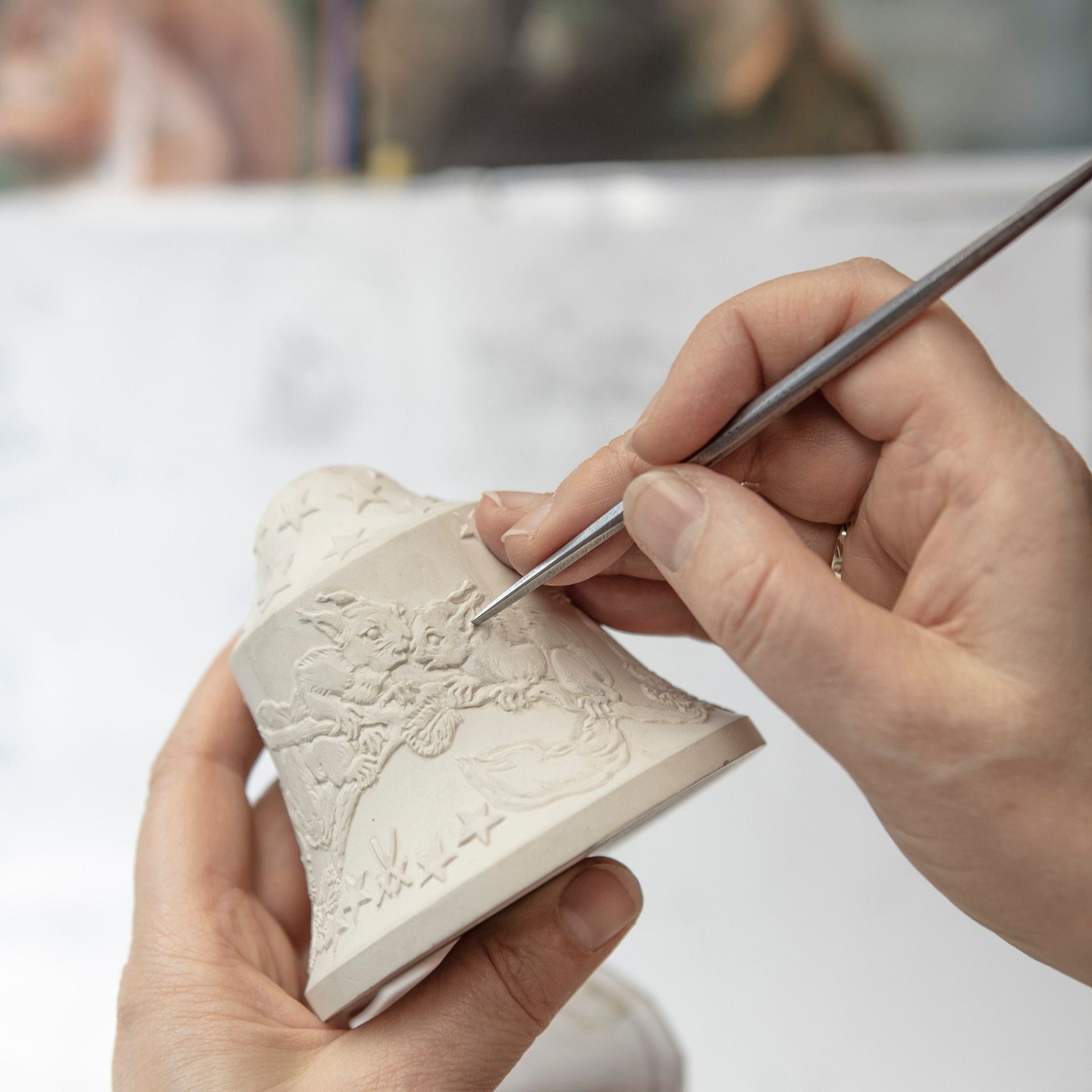 Glocke mit Relief, Eichhörnchen, Weiß, Biskuit, H 8 cm | Meissen Zweigschmuck Glocken Kollektion 001001 - 55M86 - Meissen Weimar
