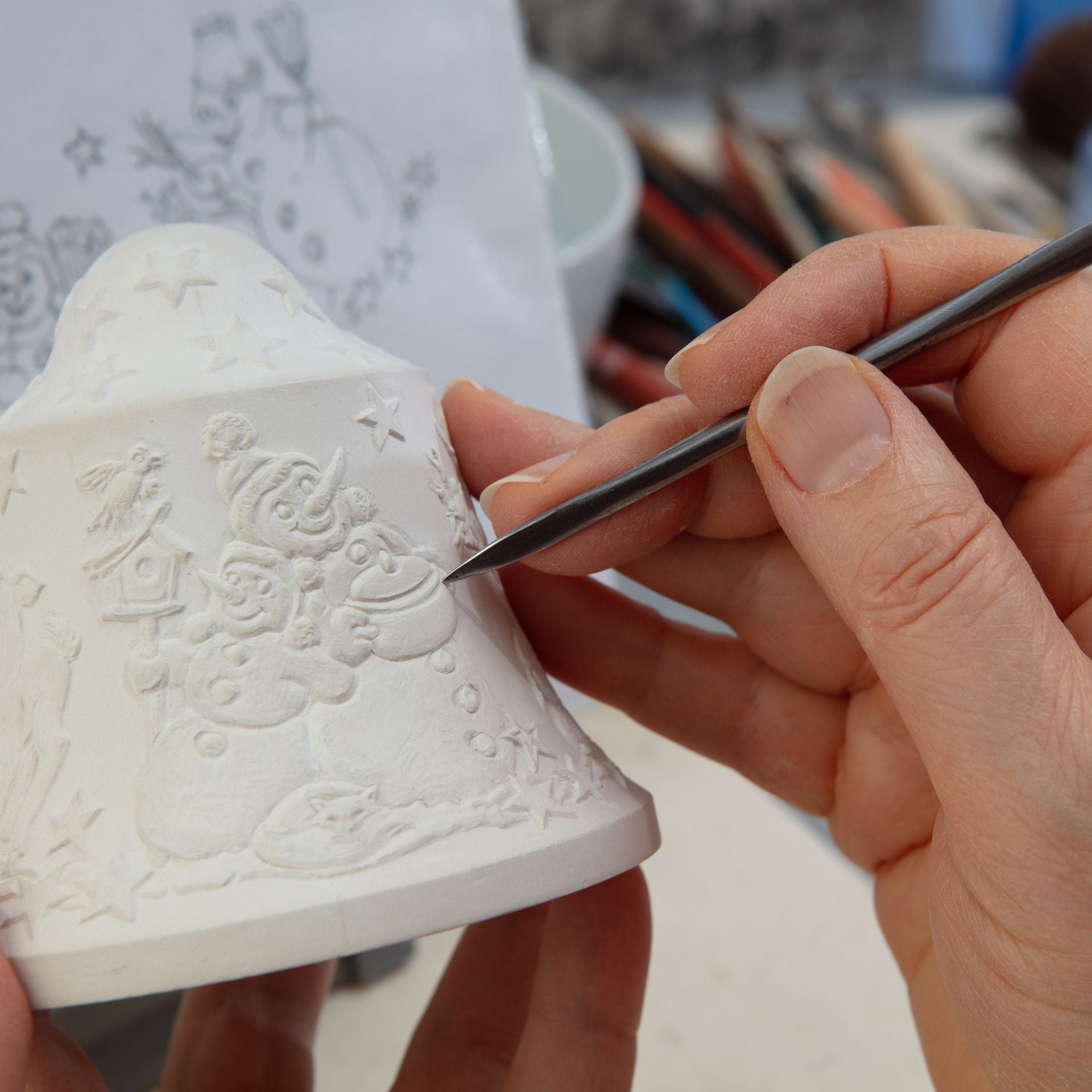 Glocke mit Relief, Schneemann, Weiß, Biskuit, H 8 cm | Meissen Zweigschmuck Glocken Kollektion 001001 - 55M92 - Meissen Weimar