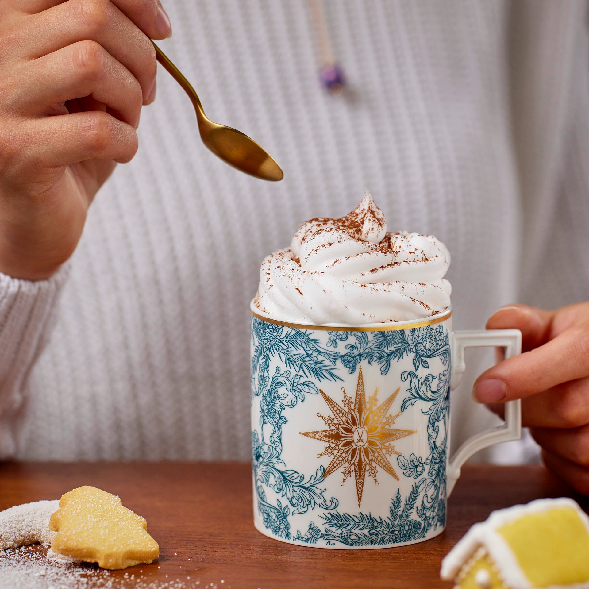 Henkelbecher, Form "Berlin", "Meissen Christmas Star", blau, V 0,25 l | The Meissen Mug Collection - Berlin 79A940 - 55810 - Meissen Weimar