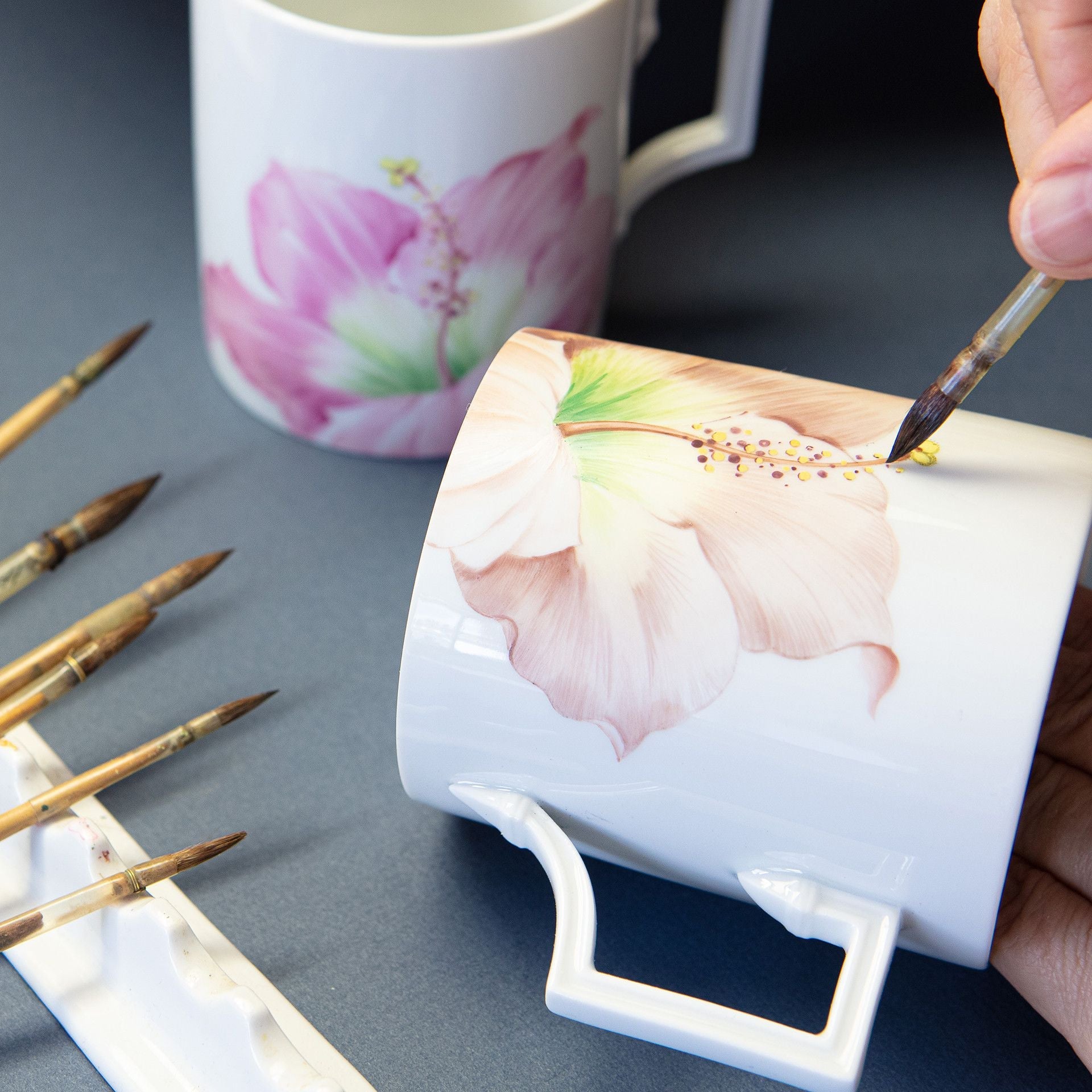 Henkelbecher, Malerei "Giant Bloom" Hibiskus, V 0,25l, | The Meissen Mug Collection - Berlin 61A163 - 55810 - Meissen Weimar