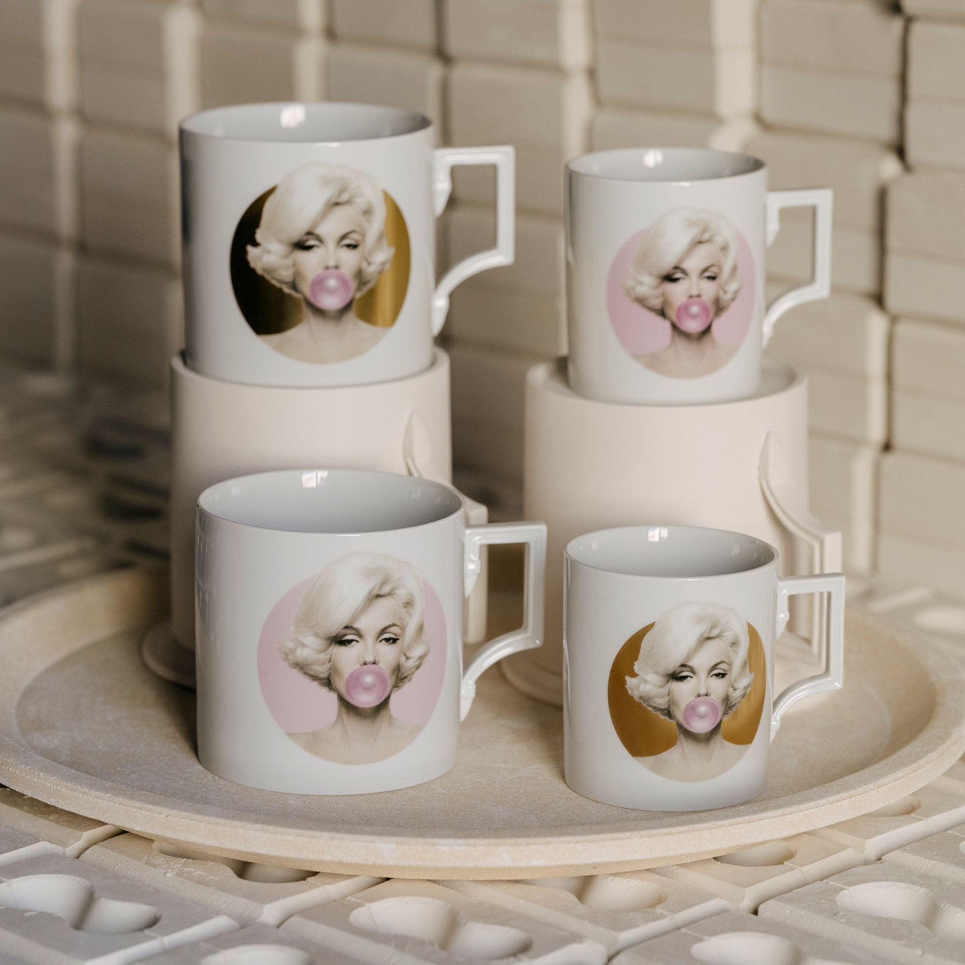 Henkelbecher Marilyn gold, H 9 cm, V 0,25 l | Meissen Legends blowing Bubbles - Collection 79a993 - 55810 - Meissen Weimar