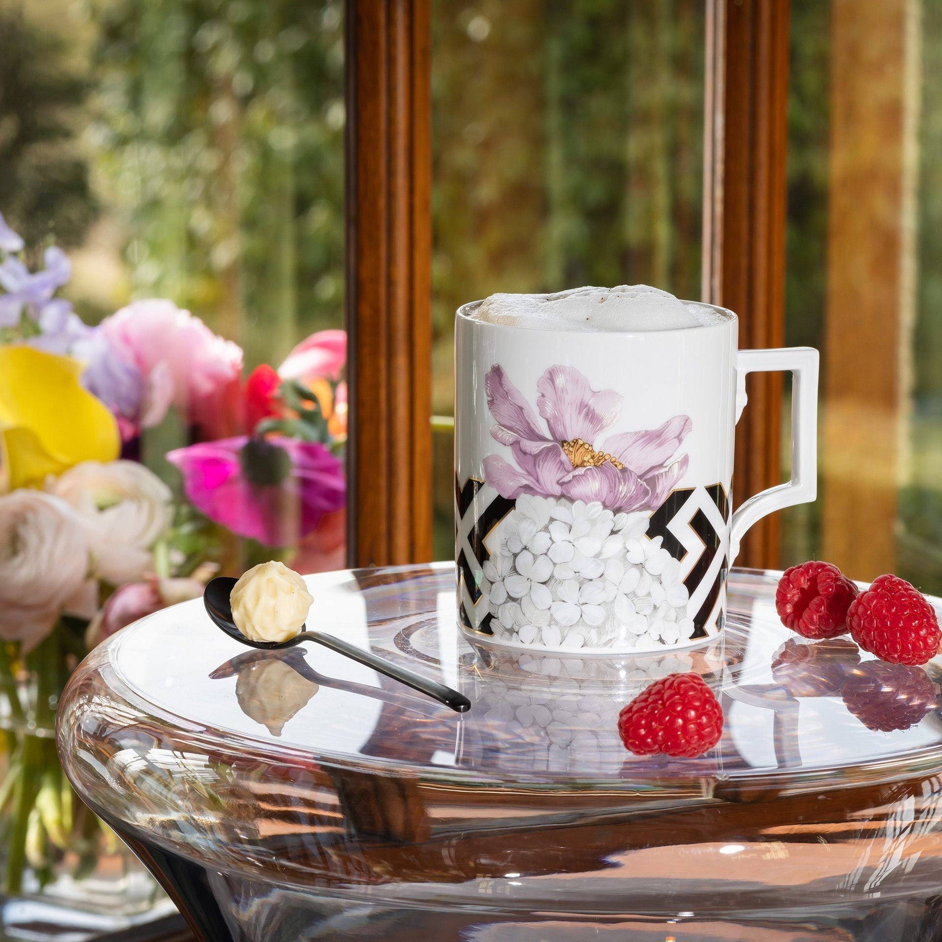 Henkelbecher, "Royal Flower" Schneeballblüte mit schwarzem Mäandermuster, 0,25l | The Meissen Mug Collection - Berlin 79A452 - 55810 - Meissen Weimar