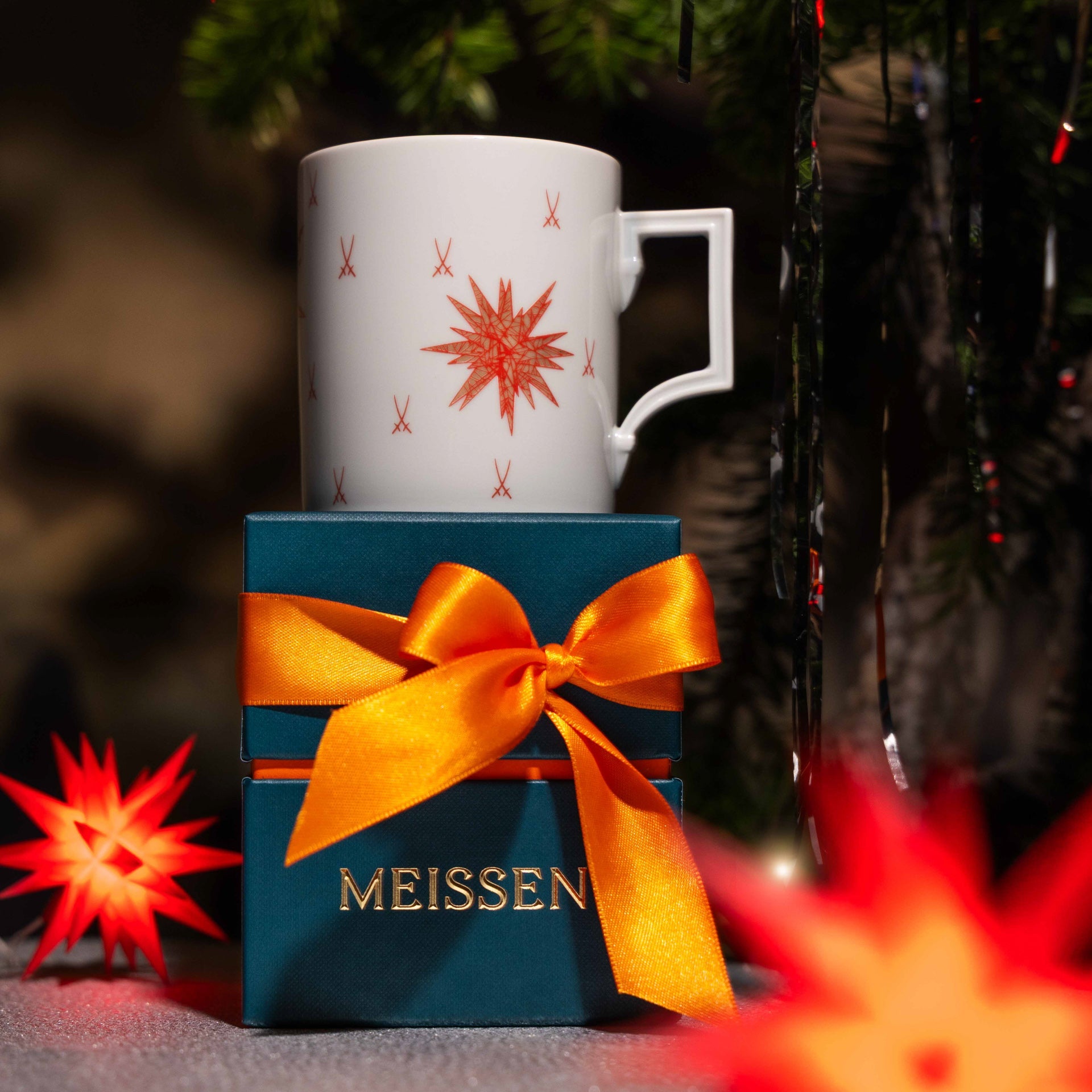 Herrnhuter® - Set, 2 - tlg., Herrnhuter® Miniaturstern rot, Henkelbecher, inkl. Netzgerät, LED Leuchtmittel, Form "Berlin", Herrnhuter Stern 2025, Rot, Logo | Meissen - Set Kollektion 79B470-55N01 - Meissen Weimar