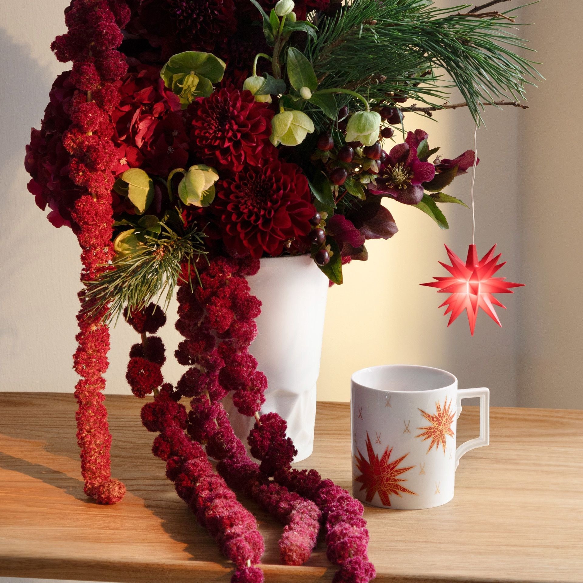 Herrnhuter® - Set, 2 - tlg., Miniaturstern rot, inkl. Netzgerät, Henkelbecher MUG Form "Berlin", Miniaturstern rot | Meissen - Set Kollektion 79B370 - 55N01 - Meissen Weimar