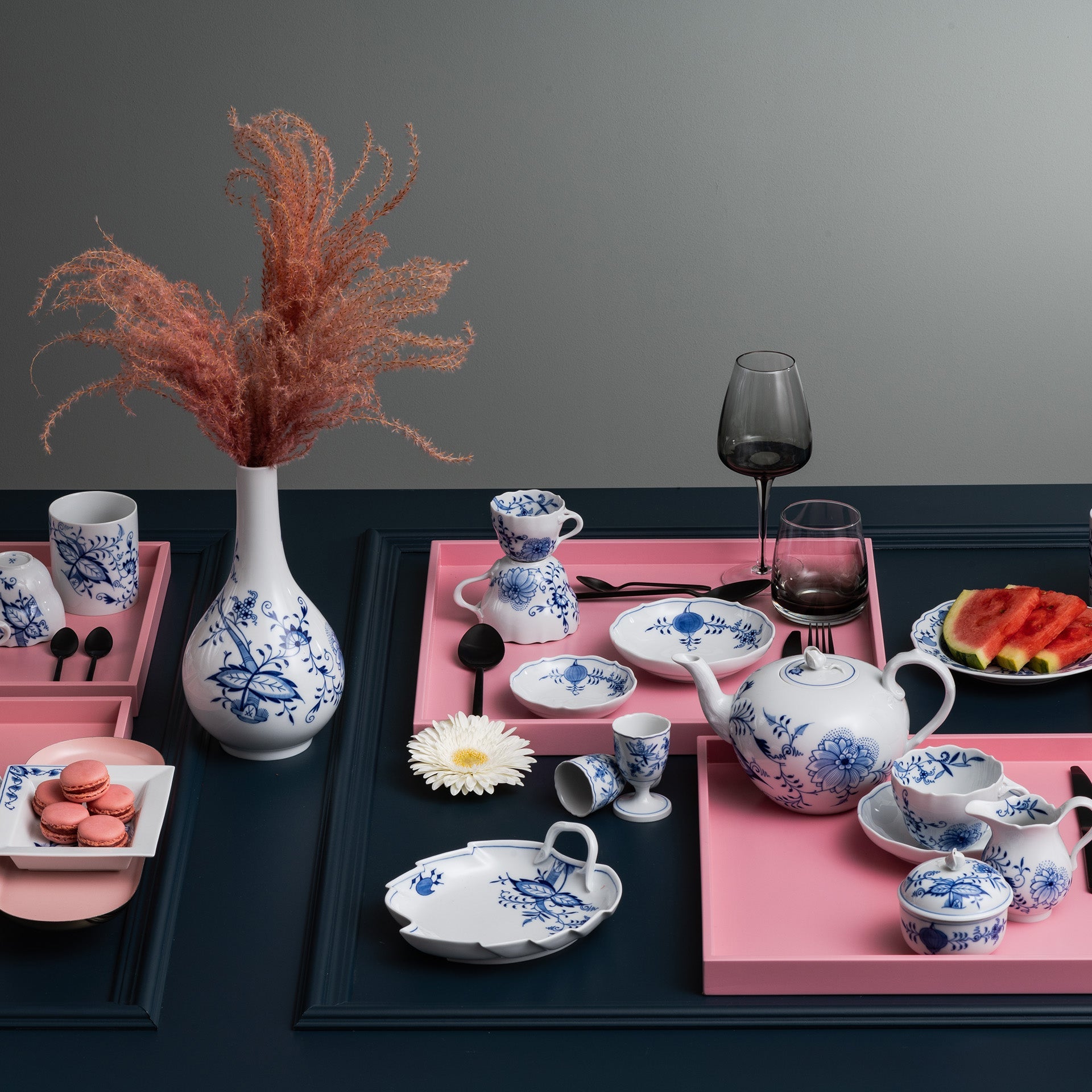 Kaffeetasse mit Untertasse, Zwiebelmuster Style, H 9 cm | Meissen Neuer Ausschnitt 801001 - 00582 - Meissen Weimar