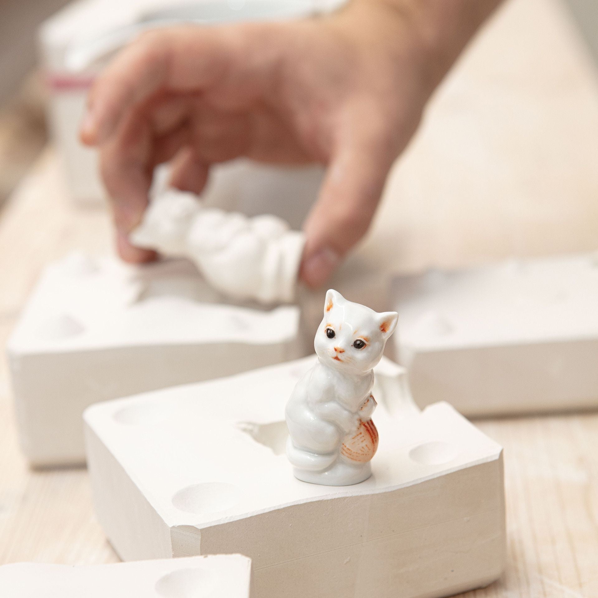 Katze, Rot staffiert - Leicht, H 5,5 cm | Meissen Figuren - Edition Tierkinder 90A426 - 78994 - Meissen Weimar