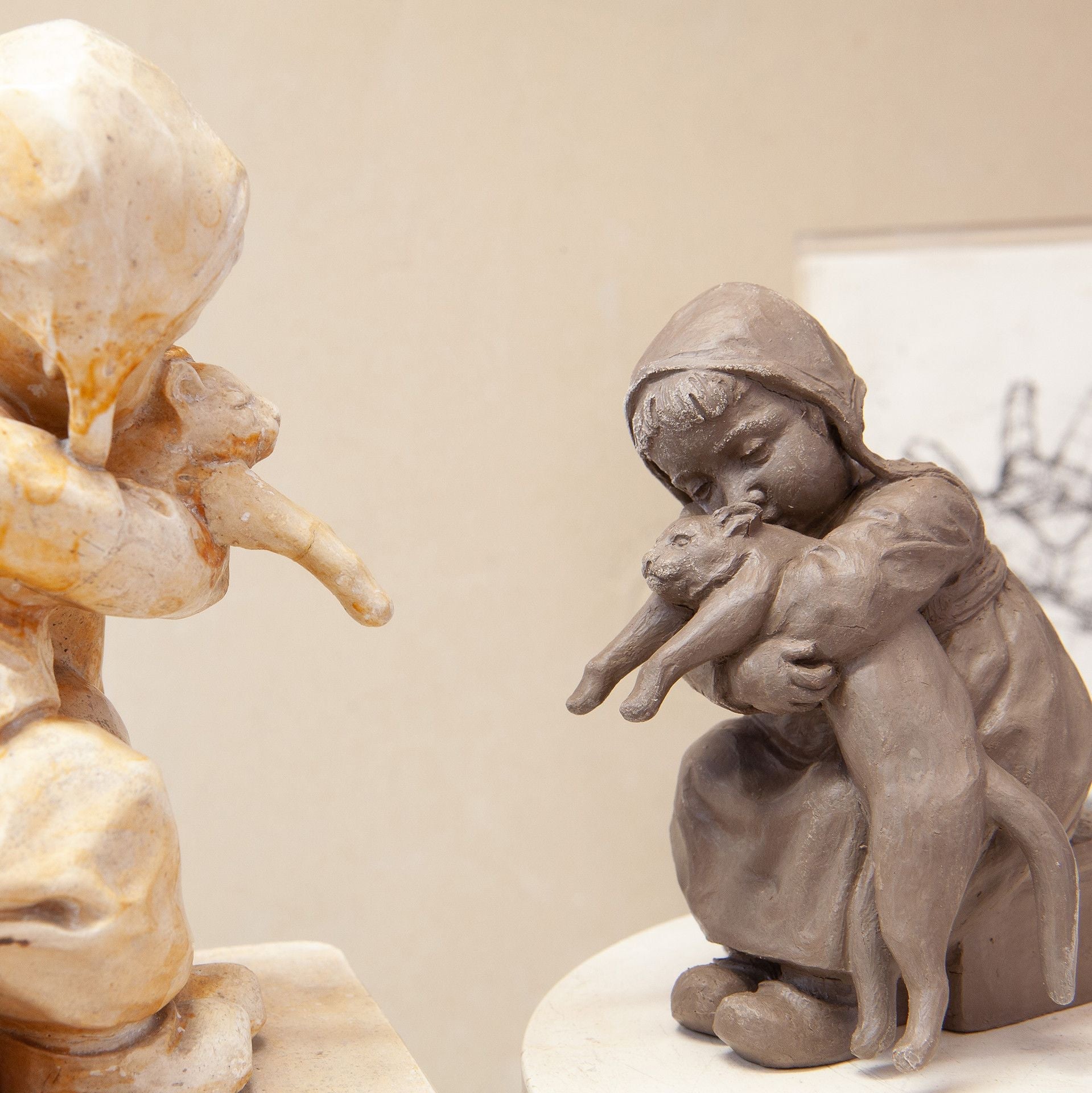 Kind mit Katze, Bunt staffiert, Kappe mit Rosen, H 9,5 cm | Meissen Miniatur - Hentschelkinder 90A422 - 73752 - Meissen Weimar