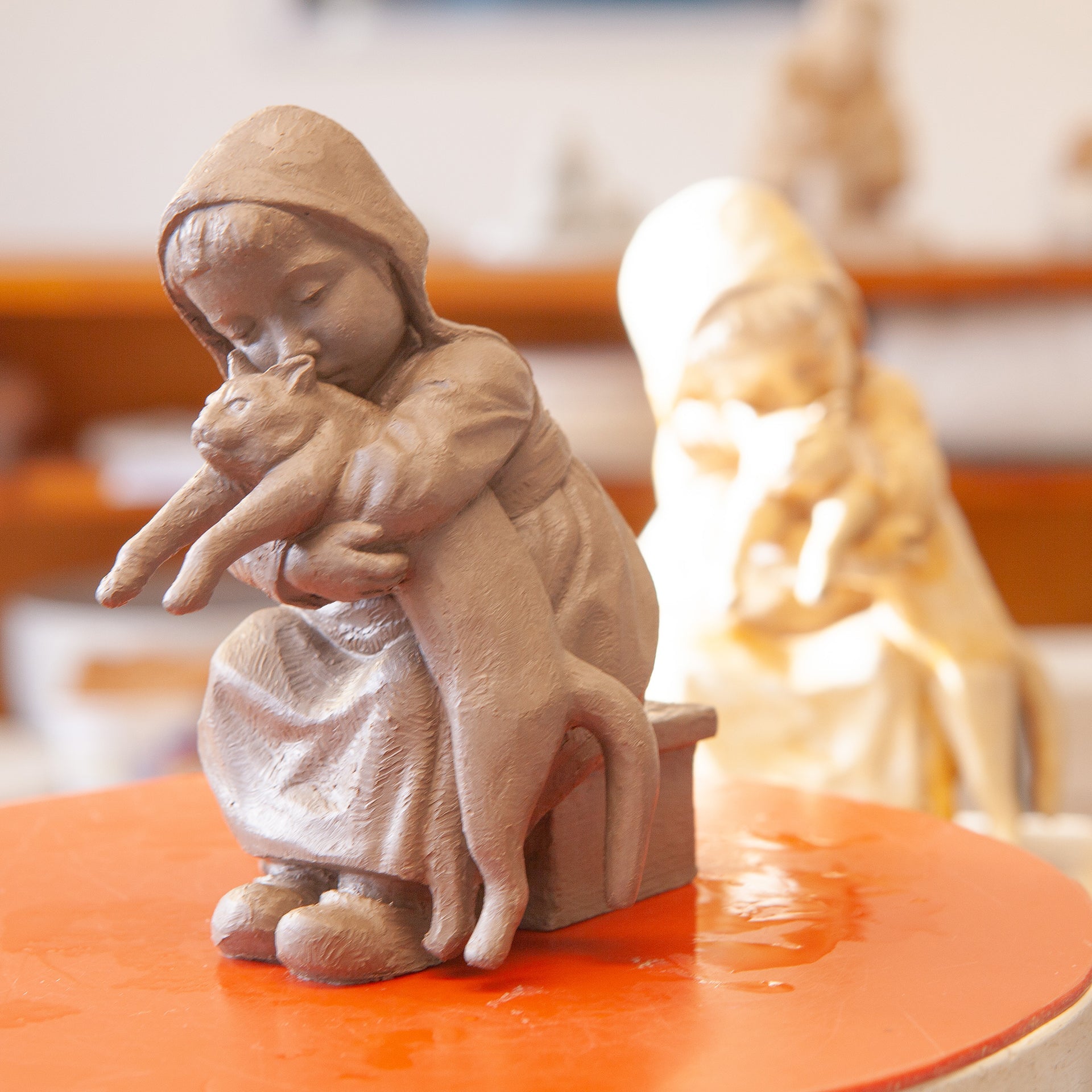 Kind mit Katze, Bunt und gold staffiert - , H 12 cm | Meissen Figuren - Edition Hentschelkinder 900300 - 73367 - Meissen Weimar