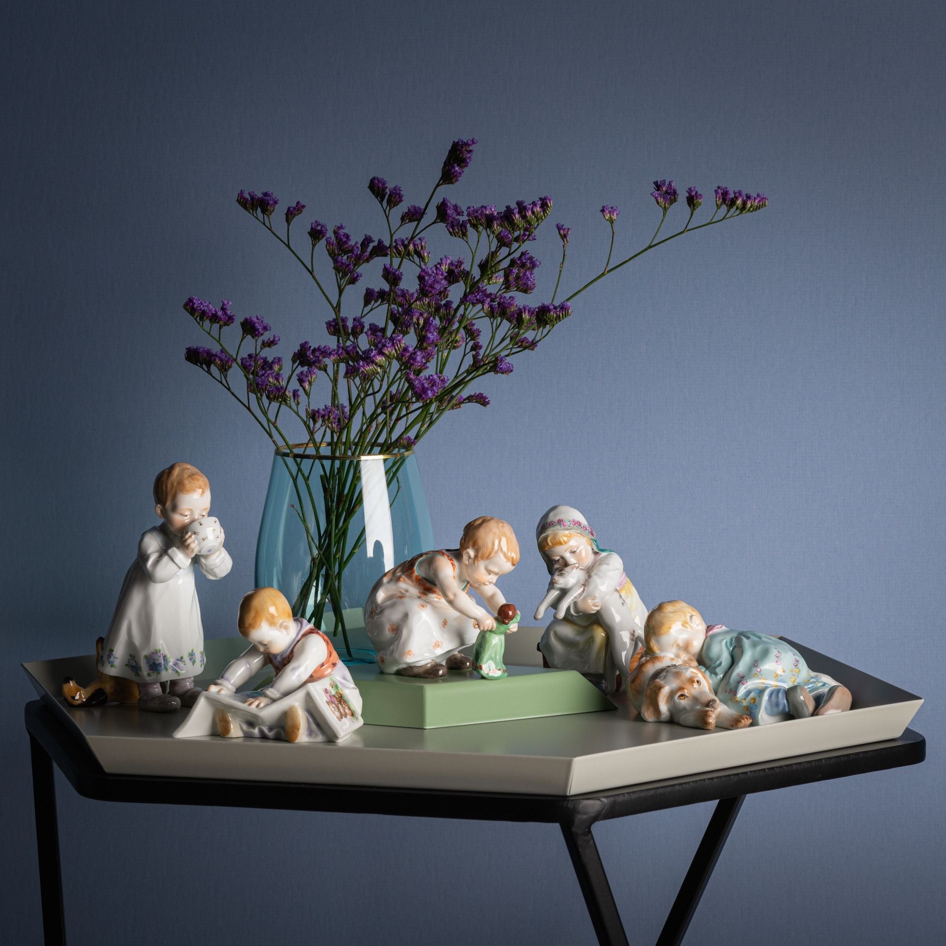Kind mit Puppe, Bunt staffiert, Mohnblumen, H 8 cm | Meissen Miniatur - Hentschelkinder 90A423 - 73753 - Meissen Weimar