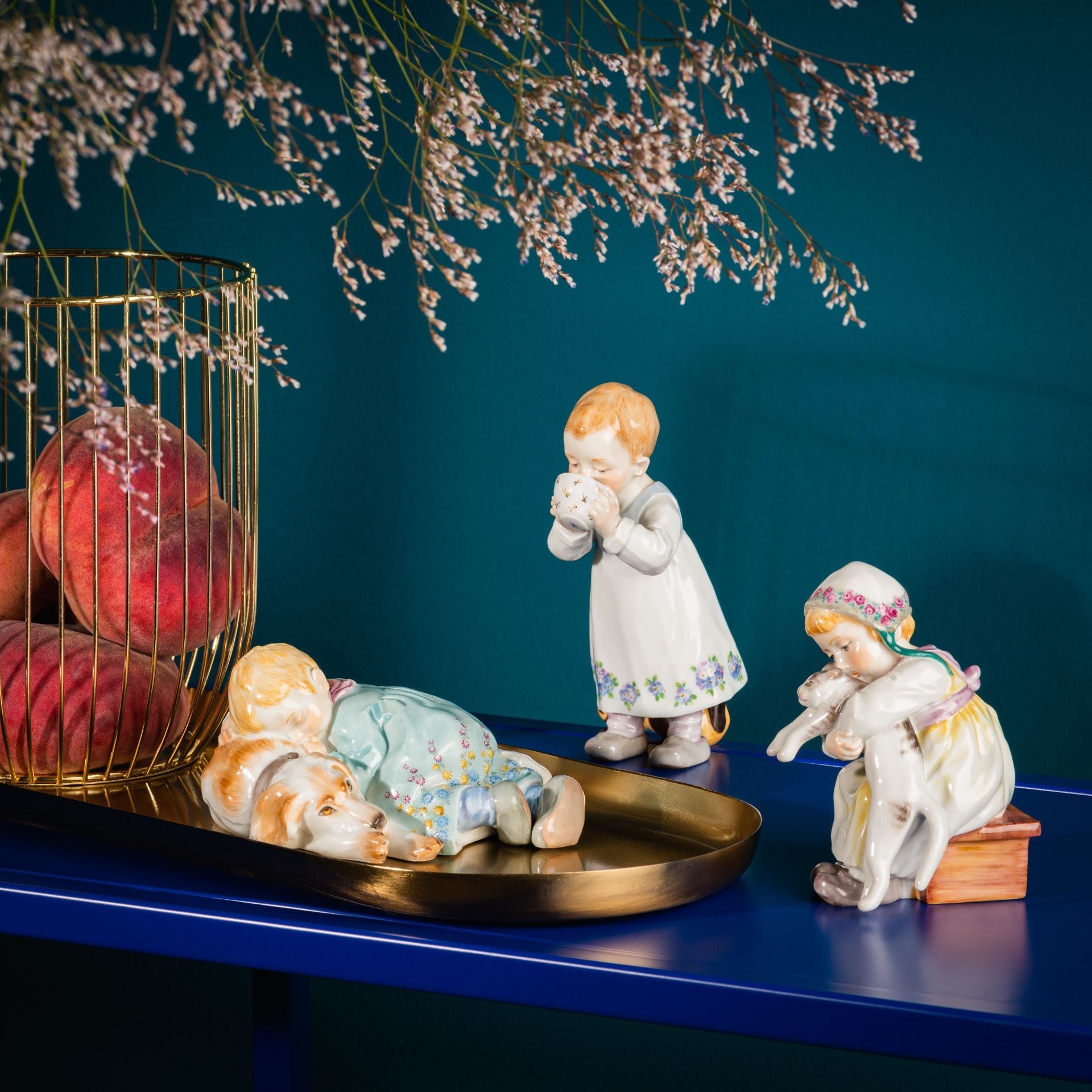 Kind mit Puppe, Bunt staffiert, Mohnblumen, H 8 cm | Meissen Miniatur - Hentschelkinder 90A423 - 73753 - Meissen Weimar