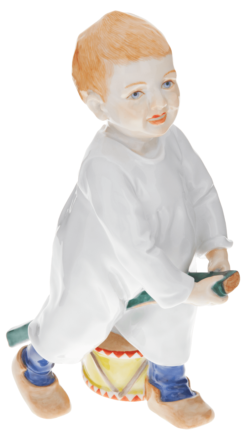 Kind mit Stecken und Trommel, Bunt staffiert, H 18,5 cm | Meissen Figuren - Edition Hentschelkinder 900100 - 73365 - Meissen Weimar