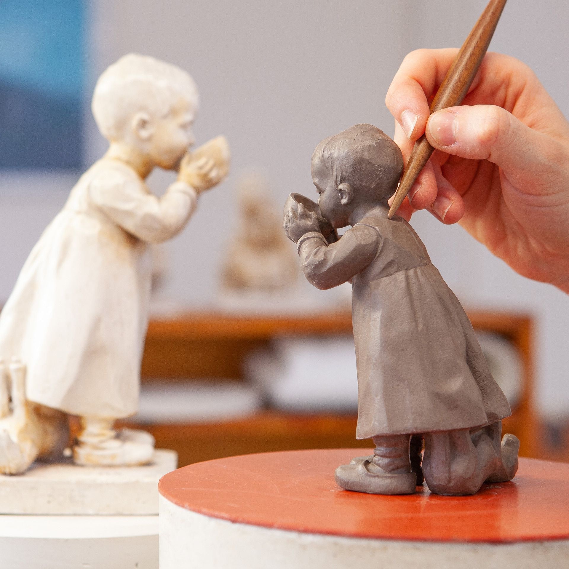 Kind mit Tasse, Kleid mit Vergißmeinnicht, Schwertertasse, H 12,5 cm | Meissen Miniatur - Hentschelkinder 90A402 - 73751 - Meissen Weimar
