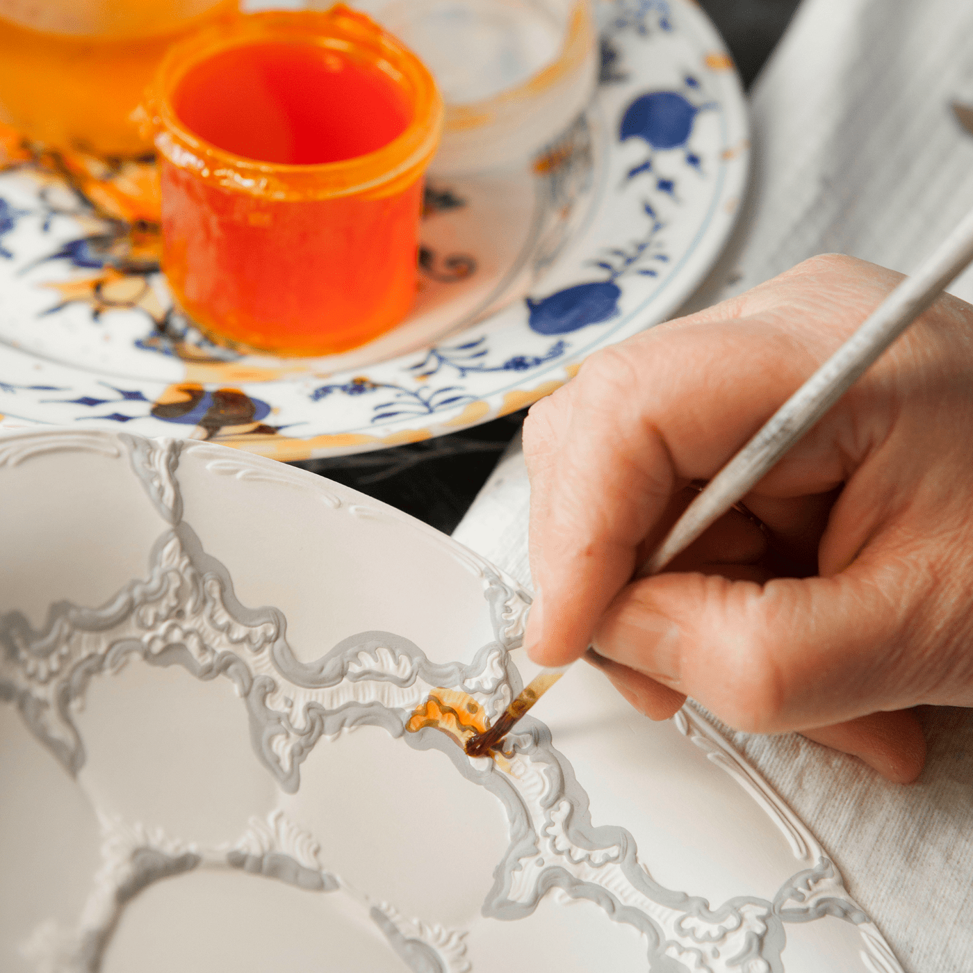 Kuchenplatte Goldbronze gestreute Blümchen L 29 cm | Meissen B - Form 010179 - 15508 - Meissen Weimar