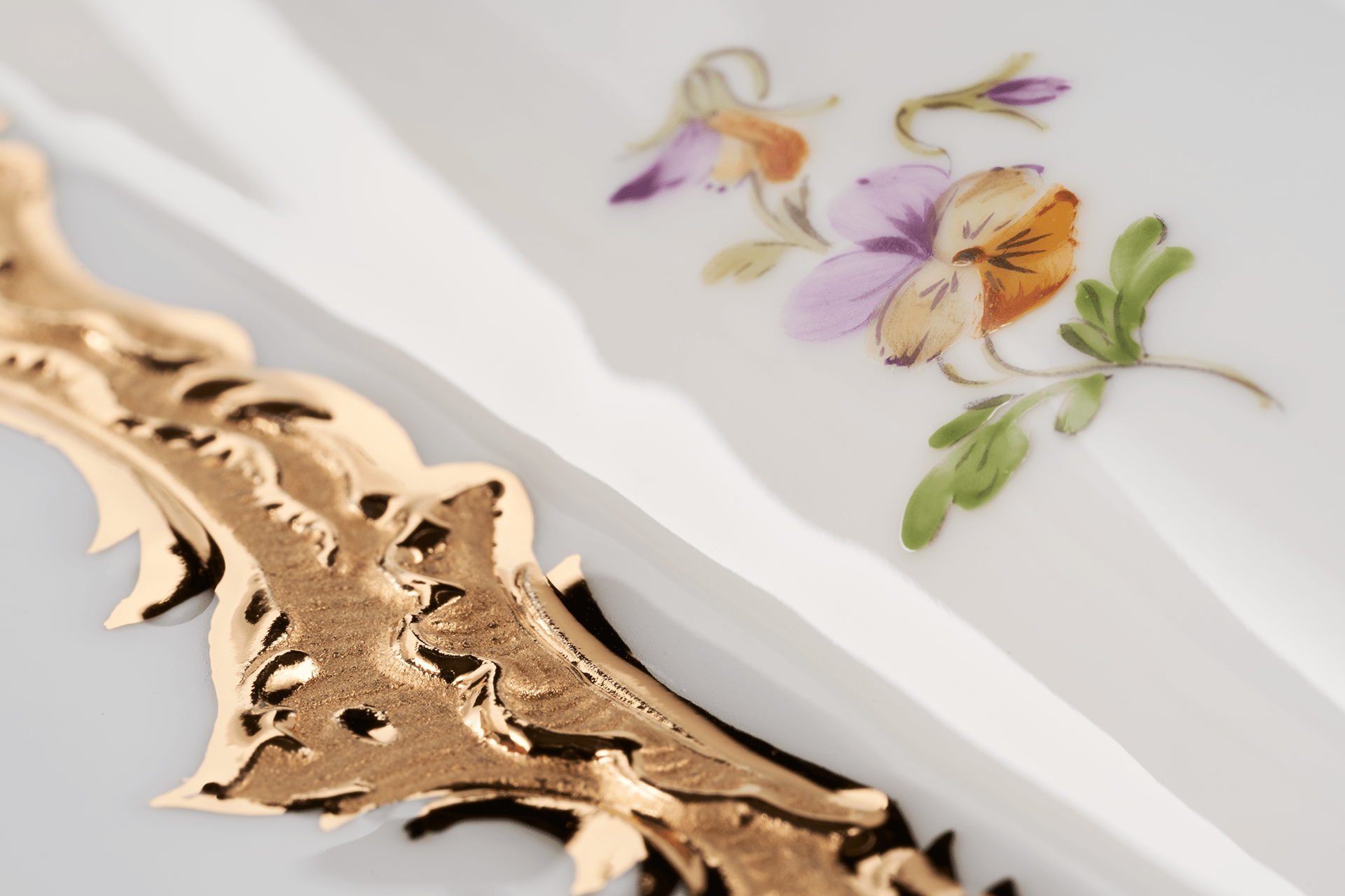 Kuchenplatte Goldbronze gestreute Blümchen L 29 cm | Meissen B - Form 010179 - 15508 - Meissen Weimar