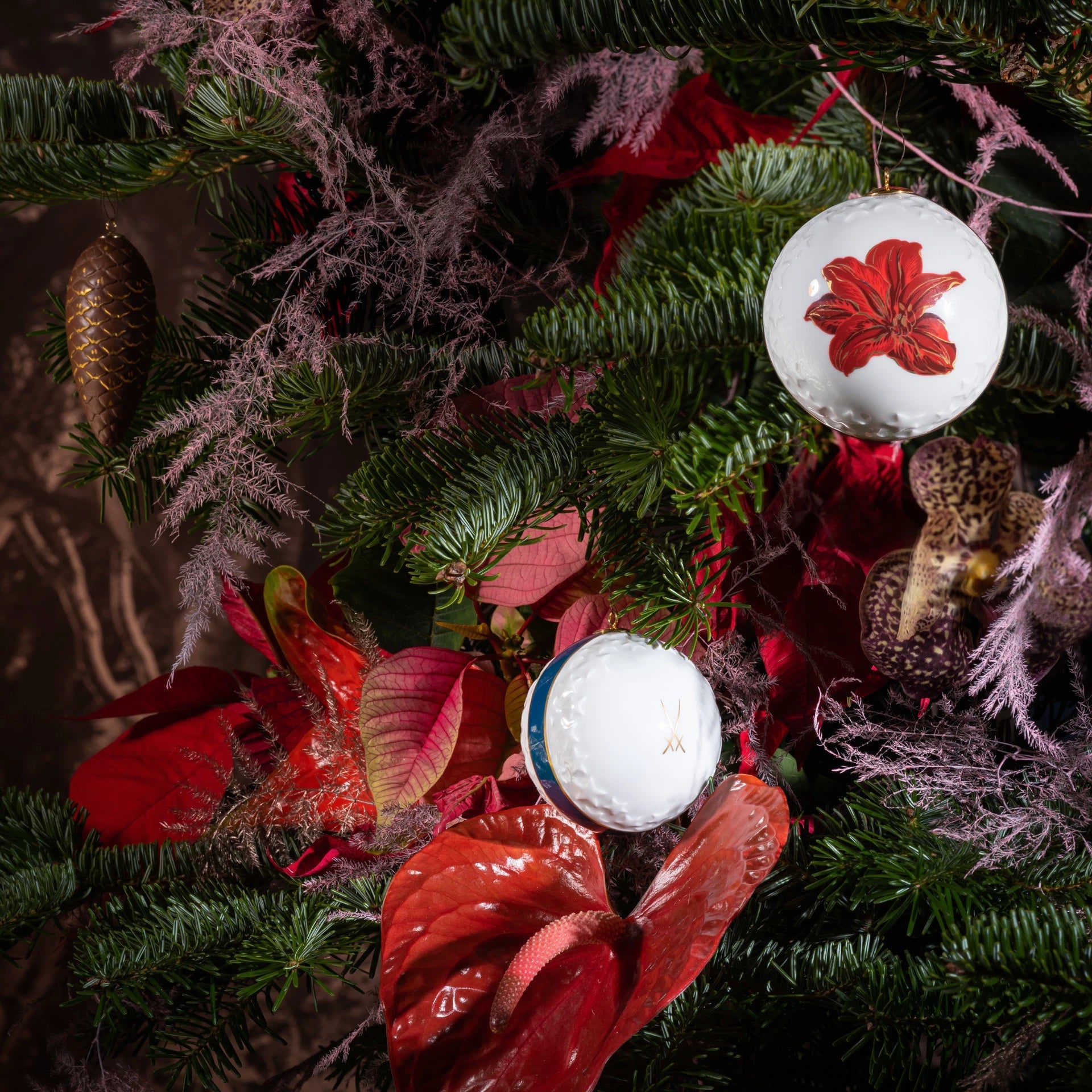Kugel Reliefsterne, Amaryllis, Ø 7 cm | Meissen Zweigschmuck Kugel Kollektion 79A849 - 55M39 - Meissen Weimar