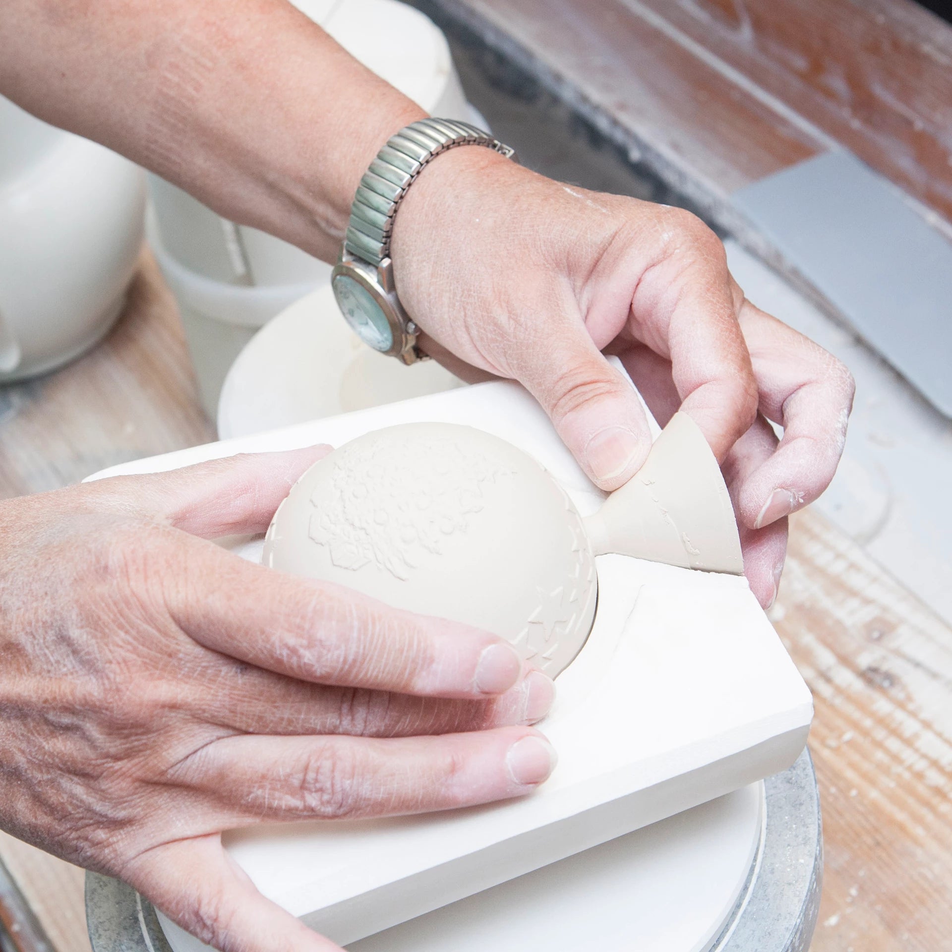 Kugel Reliefsterne, Geflügelte Löwin, Ø 7 cm | Meissen Zweigschmuck Kugel Kollektion 79A888 - 55M39 - Meissen Weimar