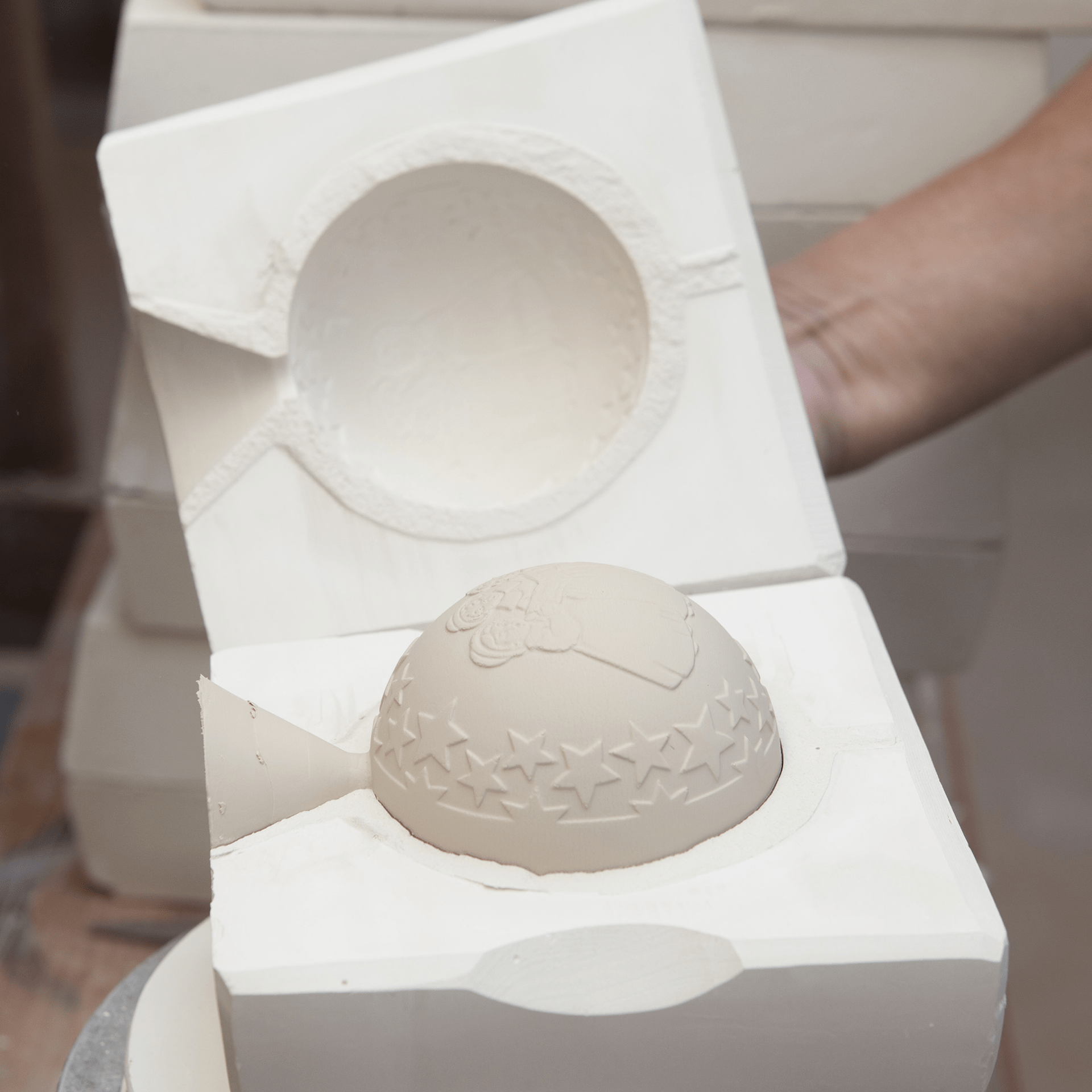 Kugel Reliefsterne, Glanzgold und Glanzplatin, weißer Rand, Ø 7 cm | Meissen Zweigschmuck Kugel Kollektion 99A353 - 55M39 - Meissen Weimar