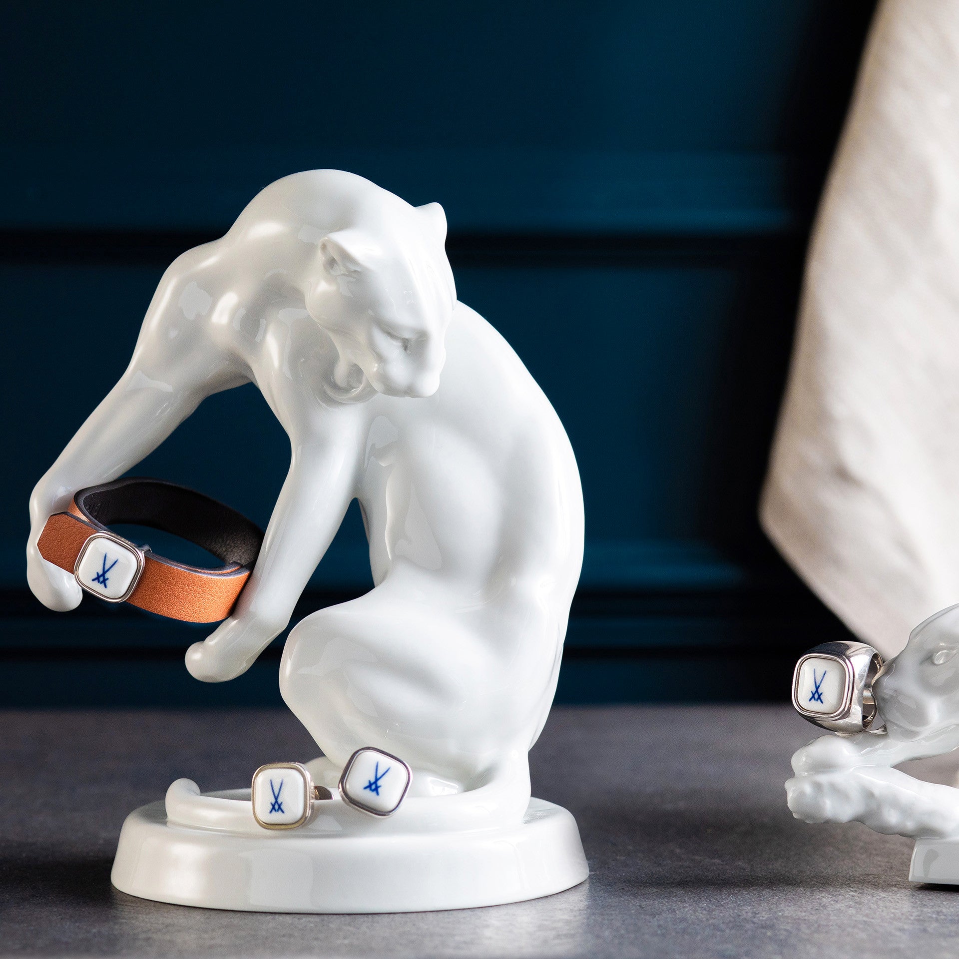 Lederarmband Kobaltblau mit Markenzeichen Schwerter, 1,4 x 1,4 cm | Meissen Kollektion Markenzeichen mpj60sw926c2 - Meissen Weimar