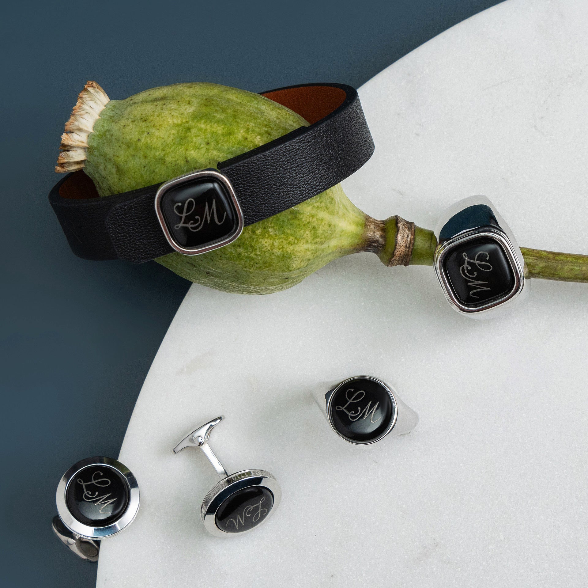 Lederarmband schwarz mit Monogramm in Platin, H 0,3 cm | Meissen Geschenke Individuell mpj60mod979c - Meissen Weimar