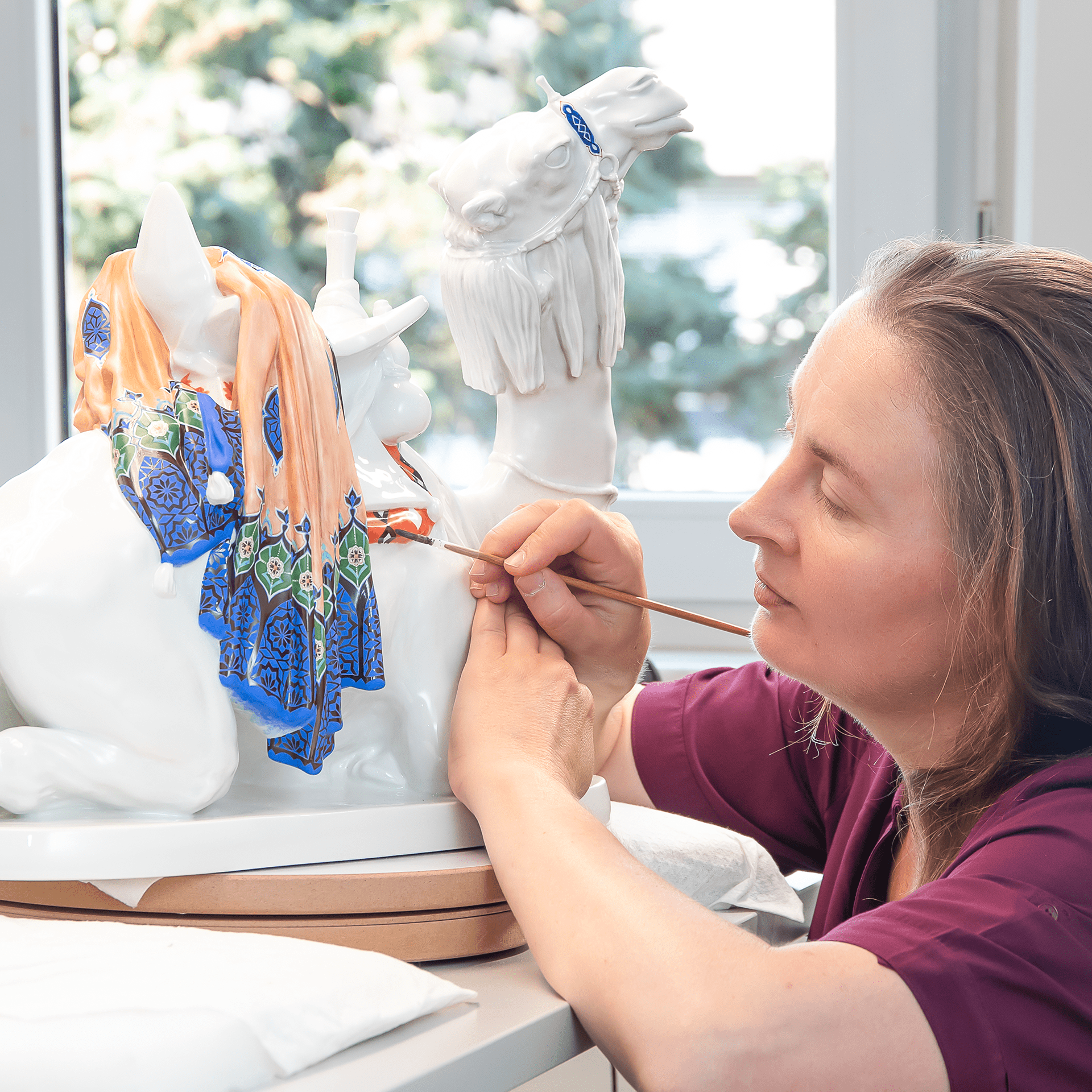 Liegendes Reitkamel, Bunt und gold staffiert, Lim., L 52 cm | Meissen Exklusiv - Kollektion 900380-76077 - Meissen Weimar