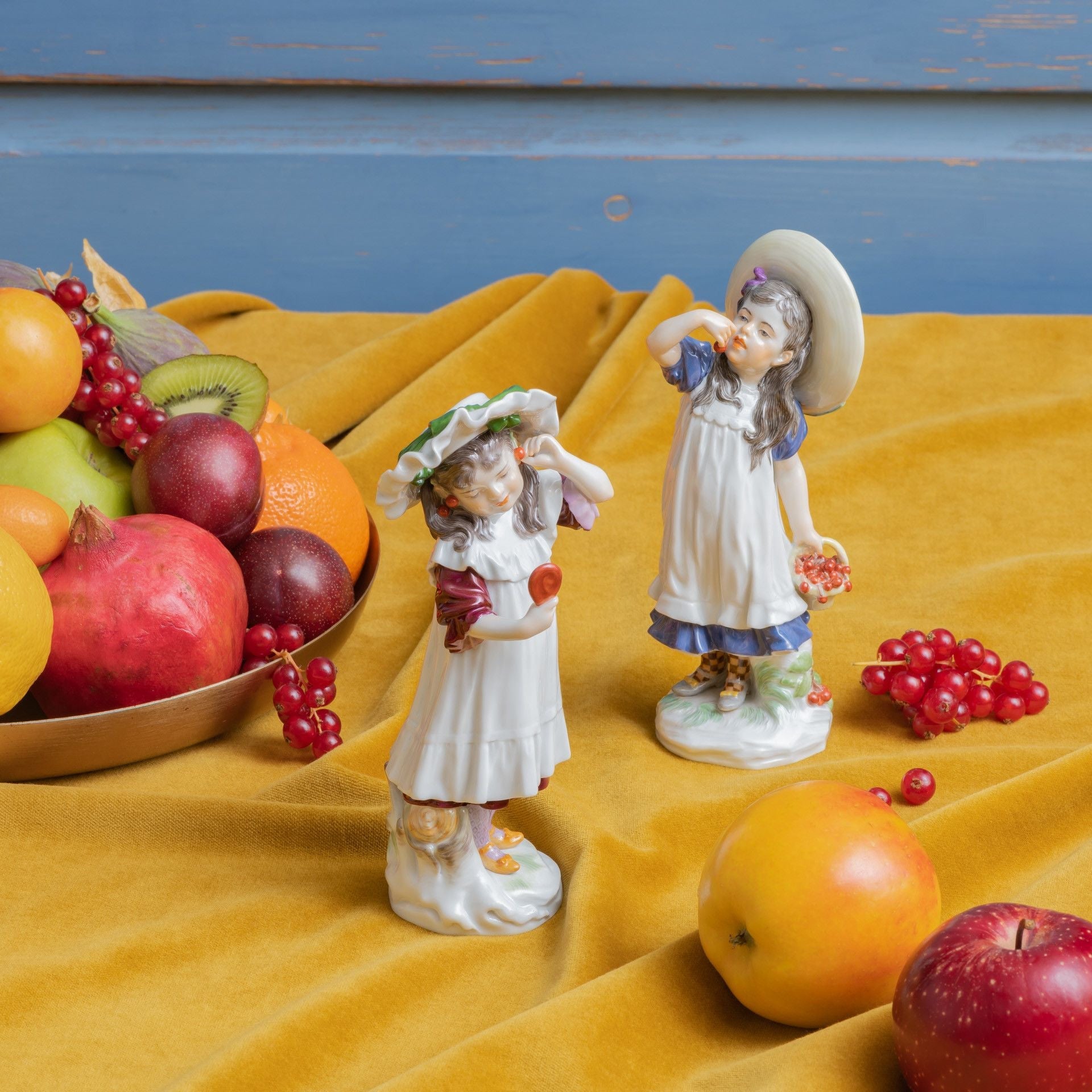 Mädchen mit Kirschen, Bunt staffiert, H 17 cm | Meissen Porzellan 900100 - 73554 - Meissen Weimar
