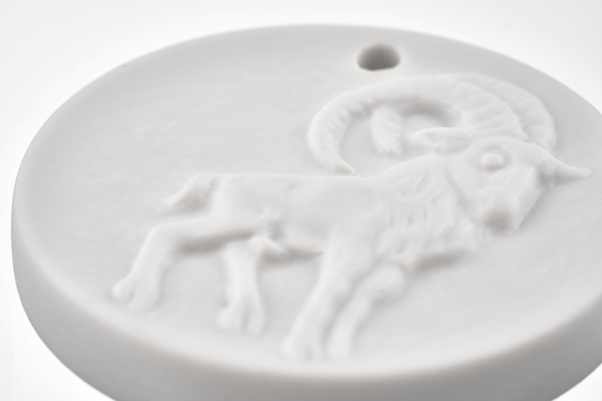 Medaille 'Steinbock', Medaillen, weiß, Ø 3,6 cm | Meissen Medaillen 000003 - 98C11 - Meissen Weimar