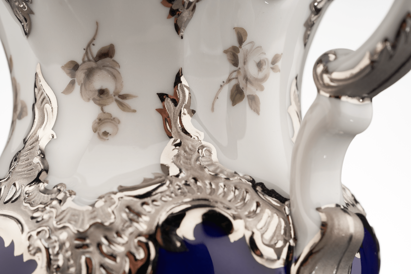 Milchkännchen, Gestreute Röschen, weiß - grau, königsblau, Glanzplatin, V 0,18 l | Meissen B - Form 018677 - 15765 - Meissen Weimar