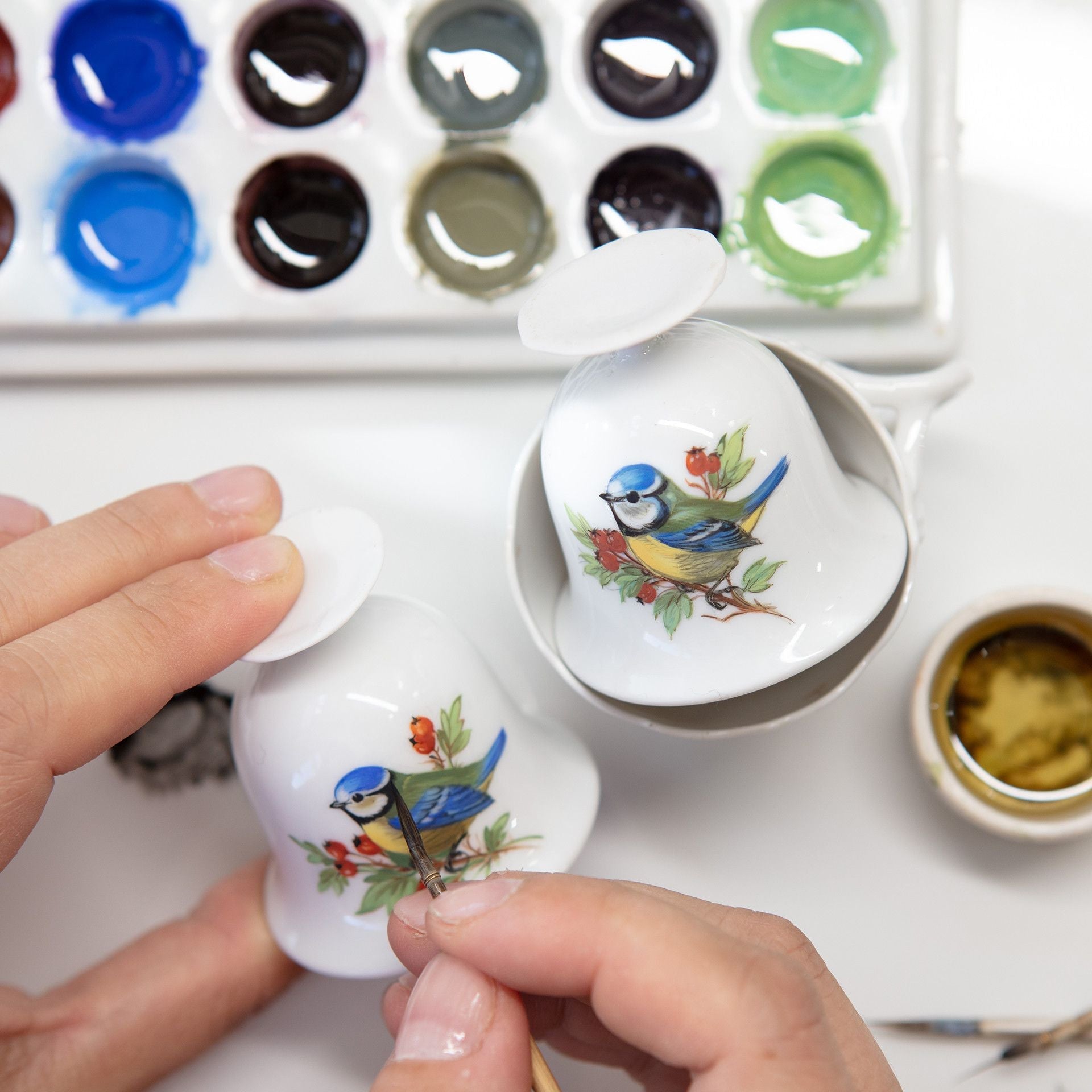 Miniatur - Glocke, Vogelmalerei, Blaumeise, Goldrand, H 5 cm | Meissen Zweigschmuck Glocken Kollektion 26C003 - 55M02 - Meissen Weimar