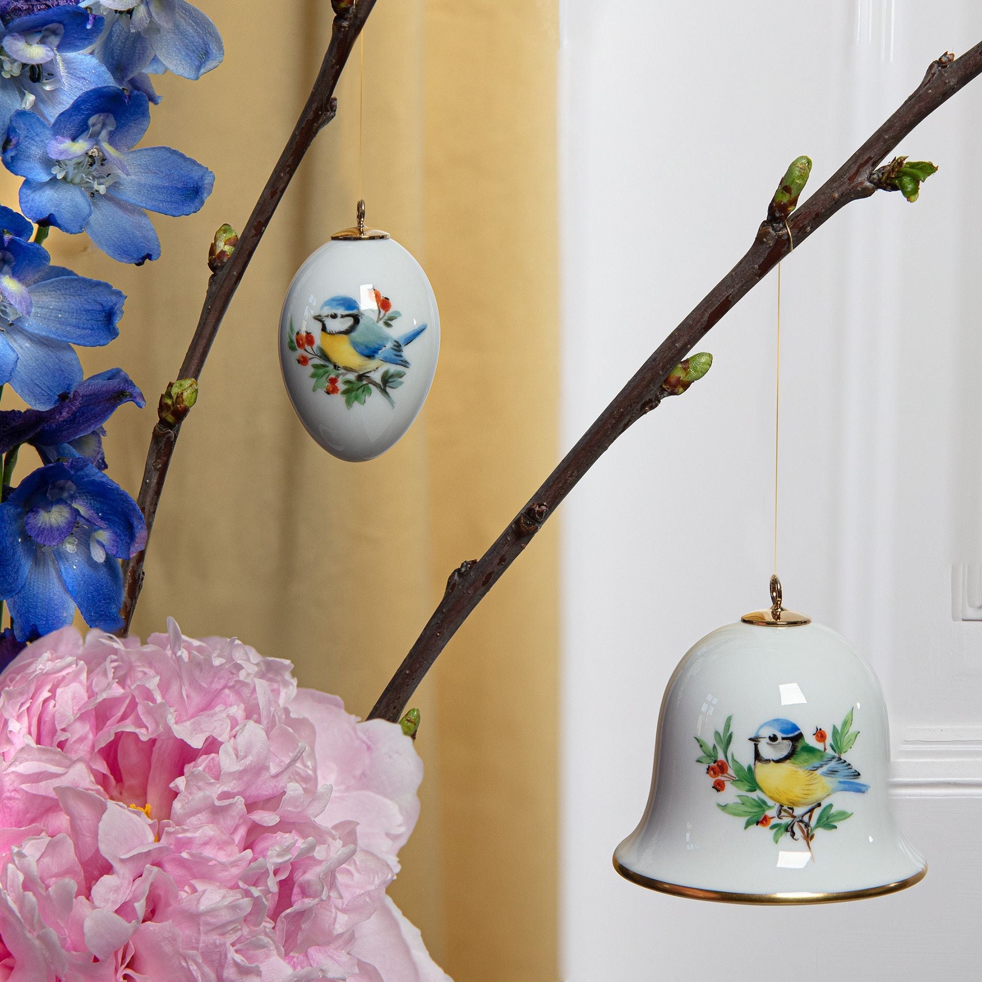 Miniatur - Glocke, Vogelmalerei, Blaumeise, Goldrand, H 5 cm | Meissen Zweigschmuck Glocken Kollektion 26C003 - 55M02 - Meissen Weimar
