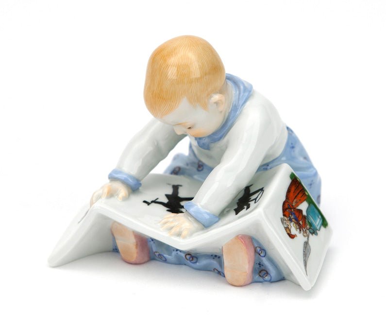 Miniaturhentschelkind, Mädchen mit Buch, Bunt staffiert, Struwelpetermotiv, H 7 cm | Meissen Miniaturen 90A191 - 73476 - Meissen Weimar