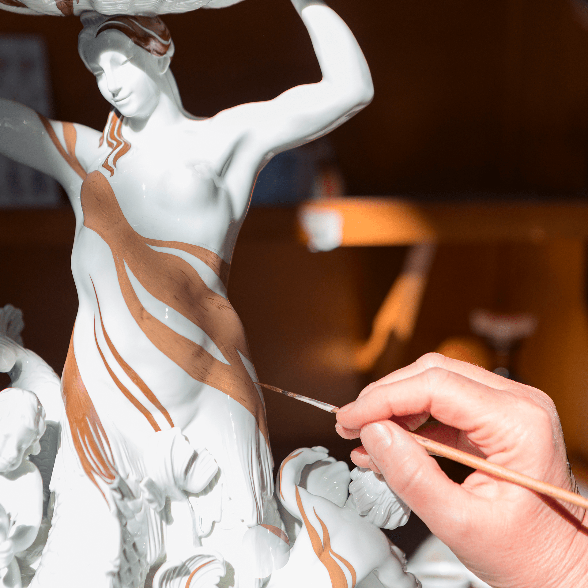 Nereide mit Schale, Platinmalerei, H 34 cm | Meissen Exklusiv - Kollektion 901280-80503 - Meissen Weimar