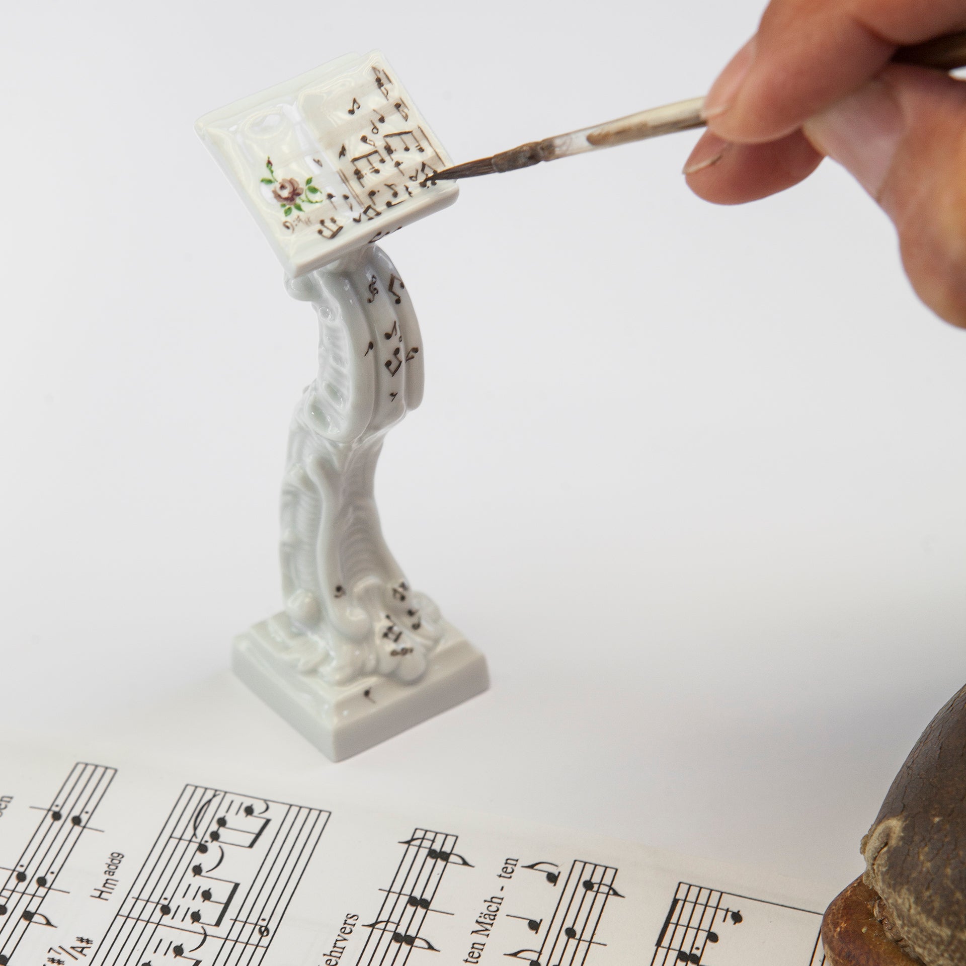 Notenpult mit Rose und Noten, H 9 cm | Meissen Figuren - Edition Affenkapelle 91c122 - 60022 - Meissen Weimar