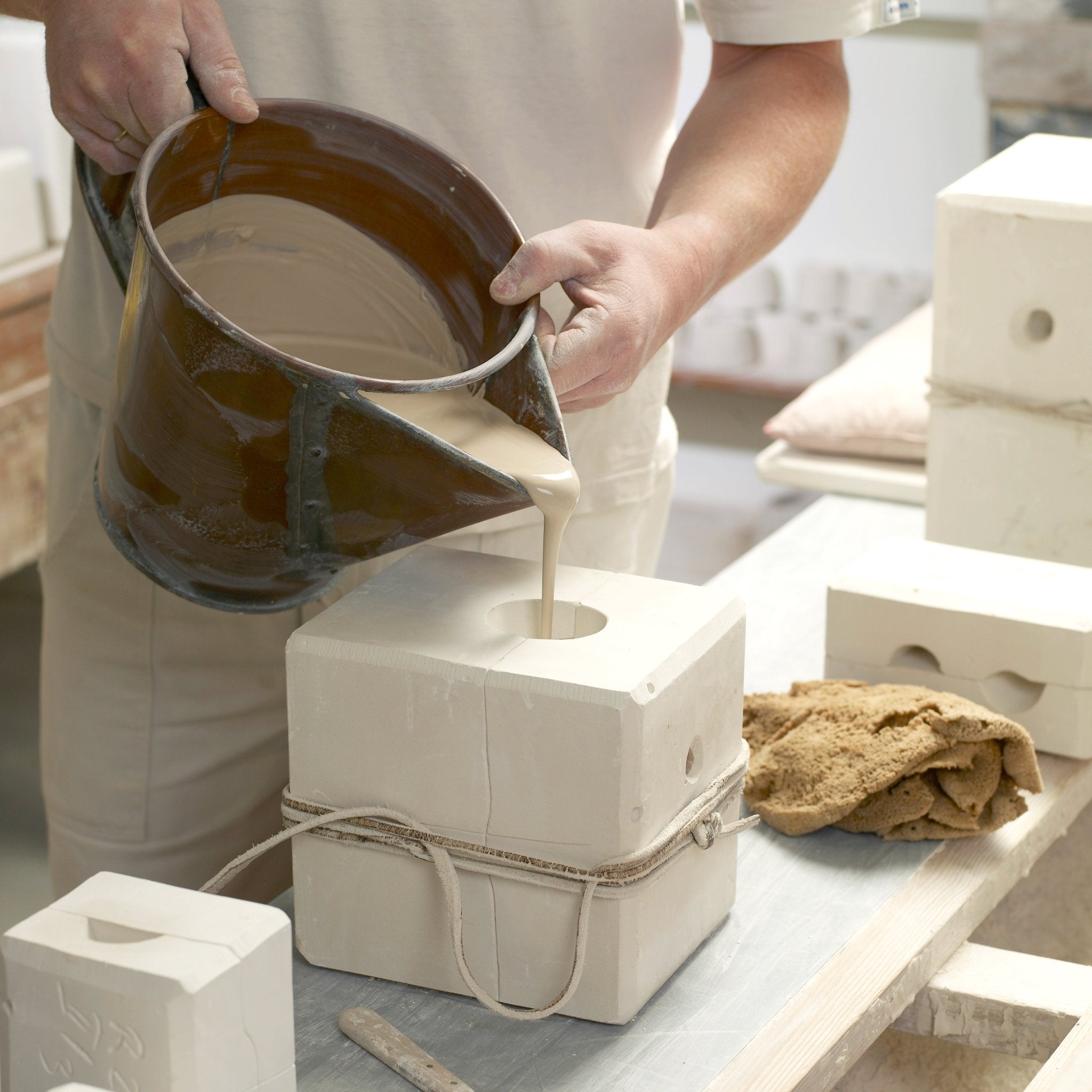 Osterei, groß, "Golden Onion Pattern", gelb, H 7cm | Meissen Zweigschmuck Osterei Kollektion 79B381 - 55n32 - Meissen Weimar