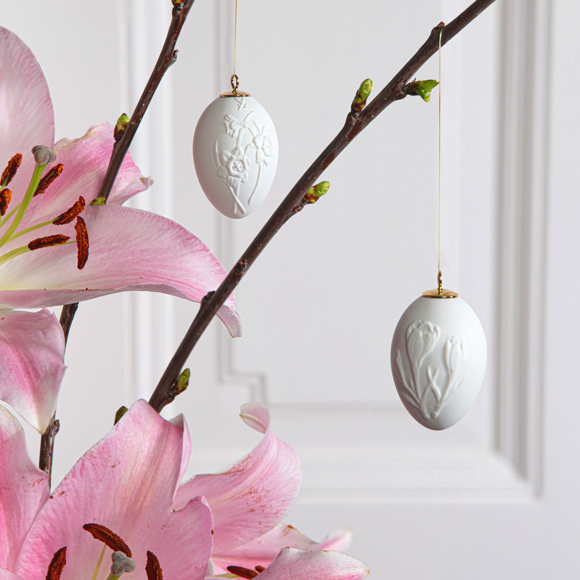 Osterei mit Relief, Krokuss, Weiß, Biskuit, H 5 cm | Meissen Zweigschmuck Osterei Kollektion 001001 - 55M28 - Meissen Weimar