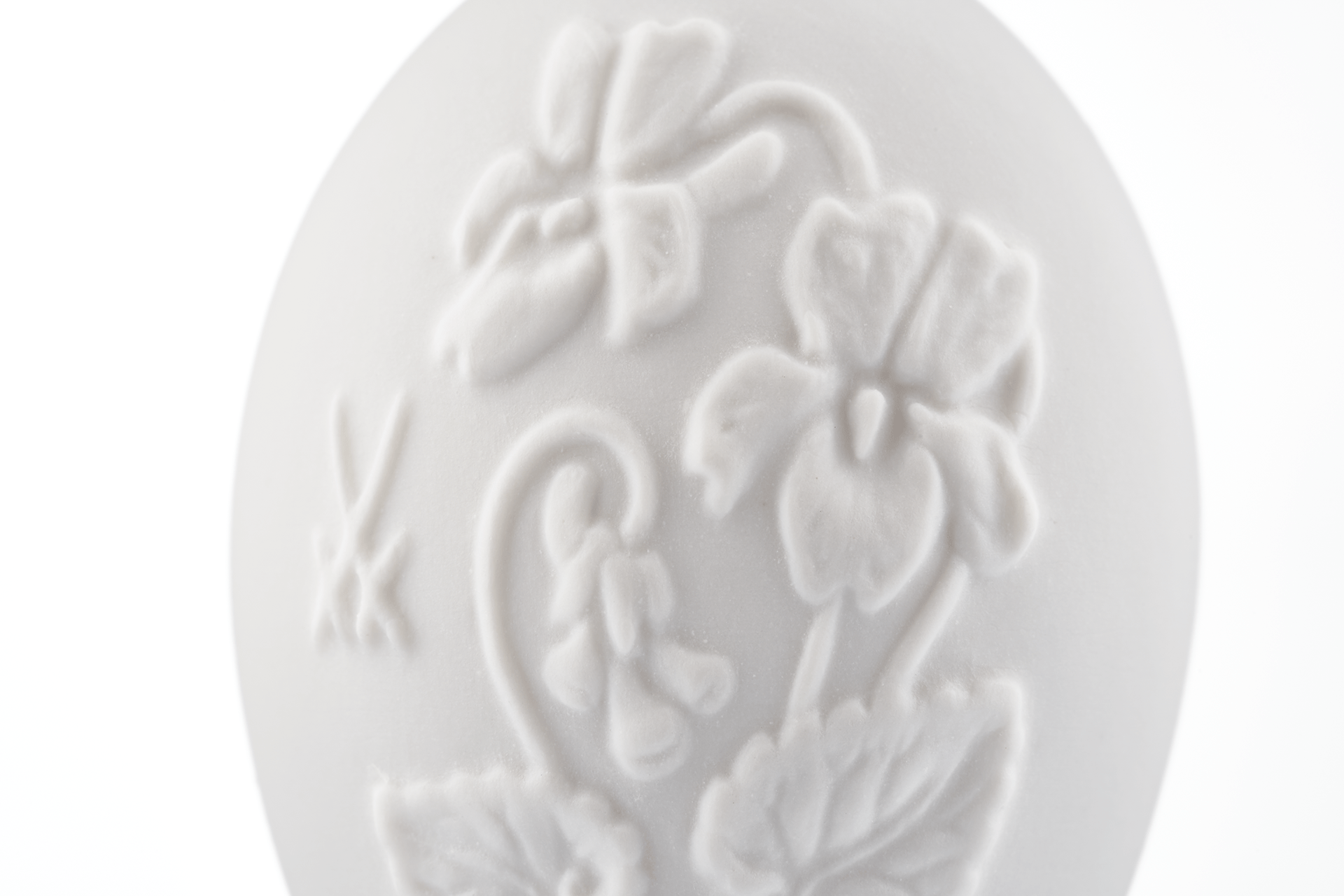 Osterei mit Relief, Veilchen, Weiß, Biskuit, H 5 cm | Meissen Zweigschmuck Osterei Kollektion 001001 - 55M55 - Meissen Weimar
