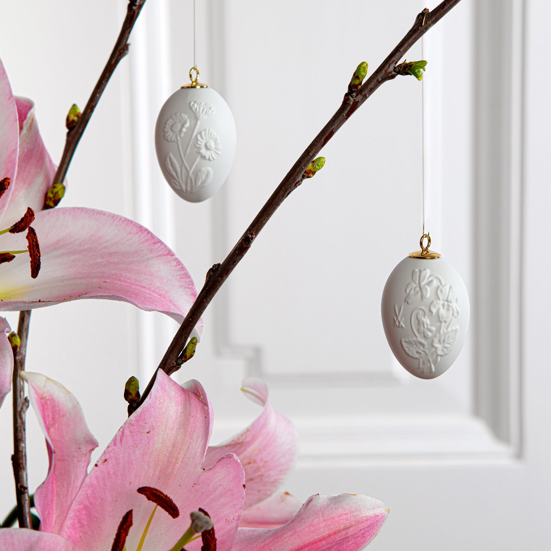Osterei mit Relief, Veilchen, Weiß, Biskuit, H 5 cm | Meissen Zweigschmuck Osterei Kollektion 001001 - 55M55 - Meissen Weimar