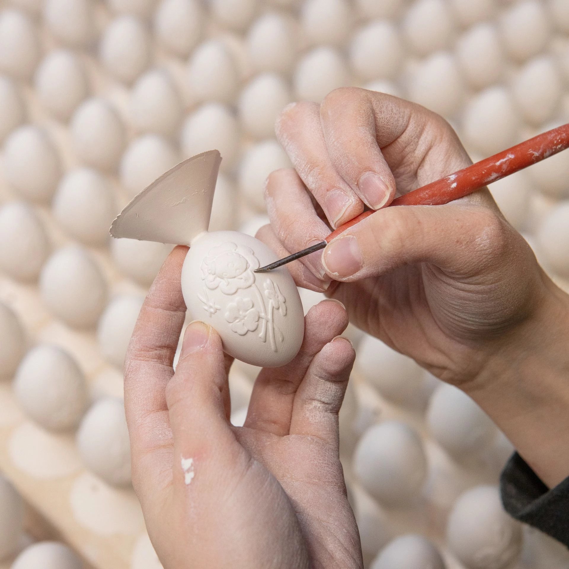 Osterei mit Relief, Weidenkätzchen, Weiß, Biskuit, H 5 cm | Meissen Zweigschmuck Osterei Kollektion 001001 - 55N31 - Meissen Weimar