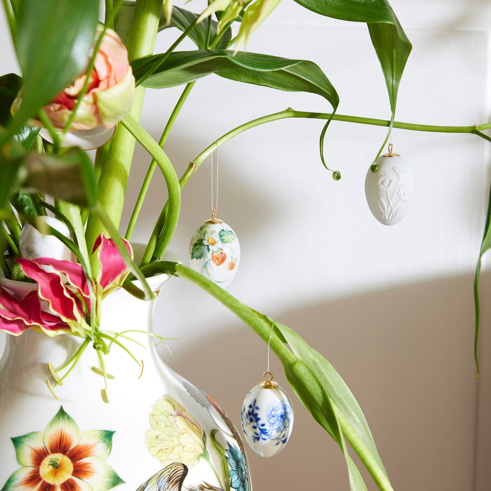 Osterei, Waldflora mit Insekten, Erdbeere, H 4,5 cm | Meissen Zweigschmuck Osterei Kollektion 61C007 - 55M03 - Meissen Weimar