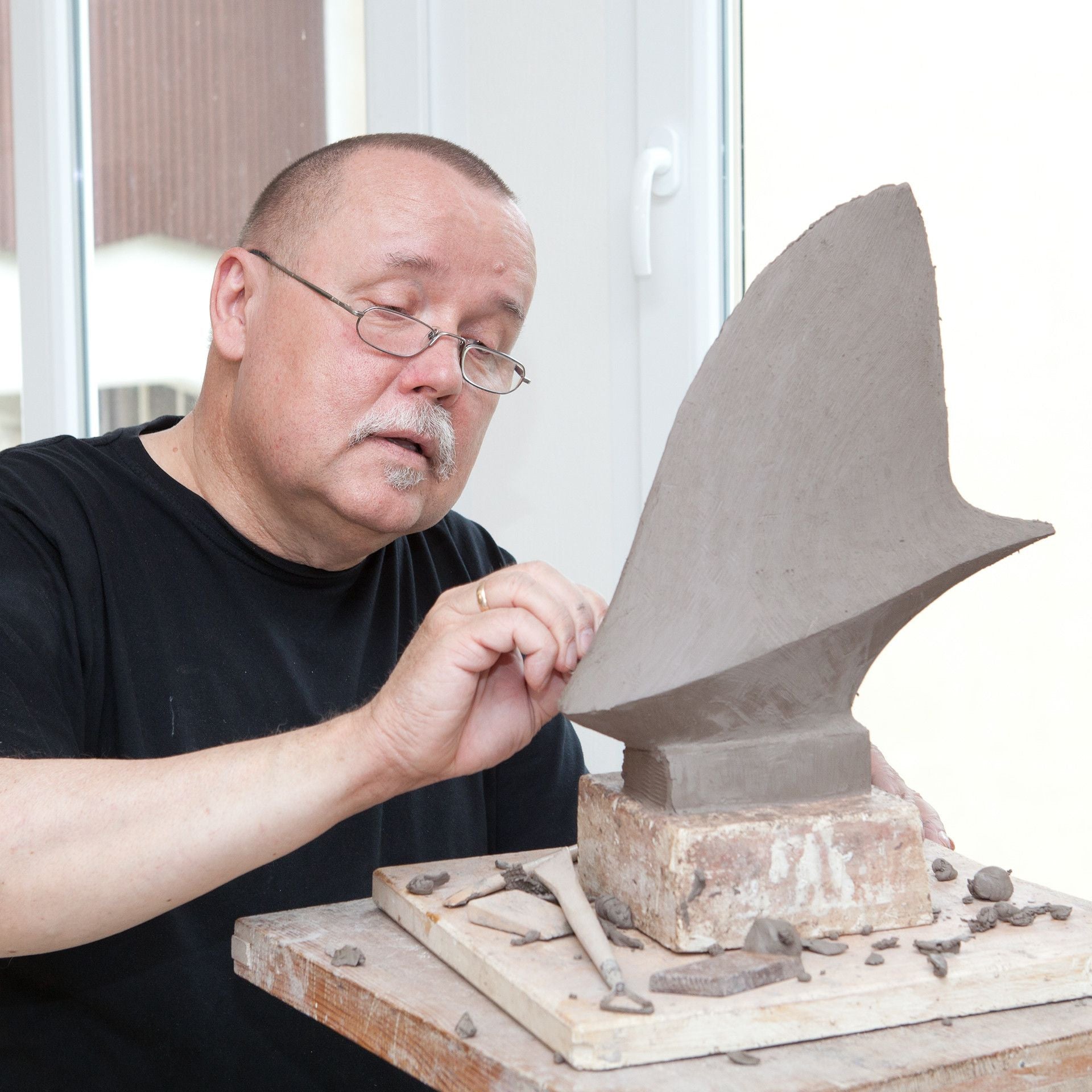 Plastik "Finne" mit Montur, Weiß, H 27,5 cm | Meissen Kunstwerkstatt 000001 - 73M92 - Meissen Weimar