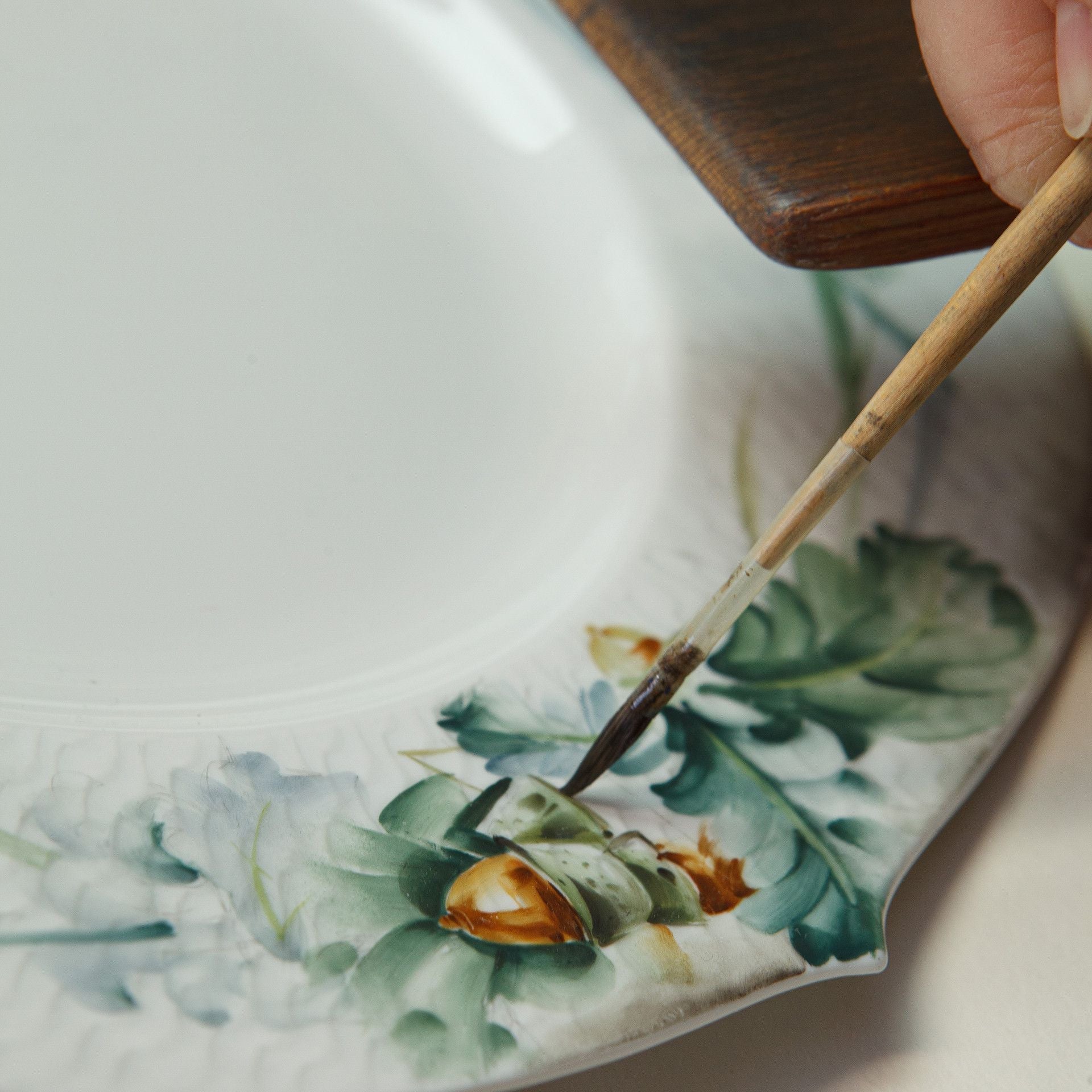 Platte, oval, Waldflora mit Insekten, bunt, weißer Rand, L 25,5 cm | Meissen Wellenspiel Relief 614501 - 29291 - Meissen Weimar