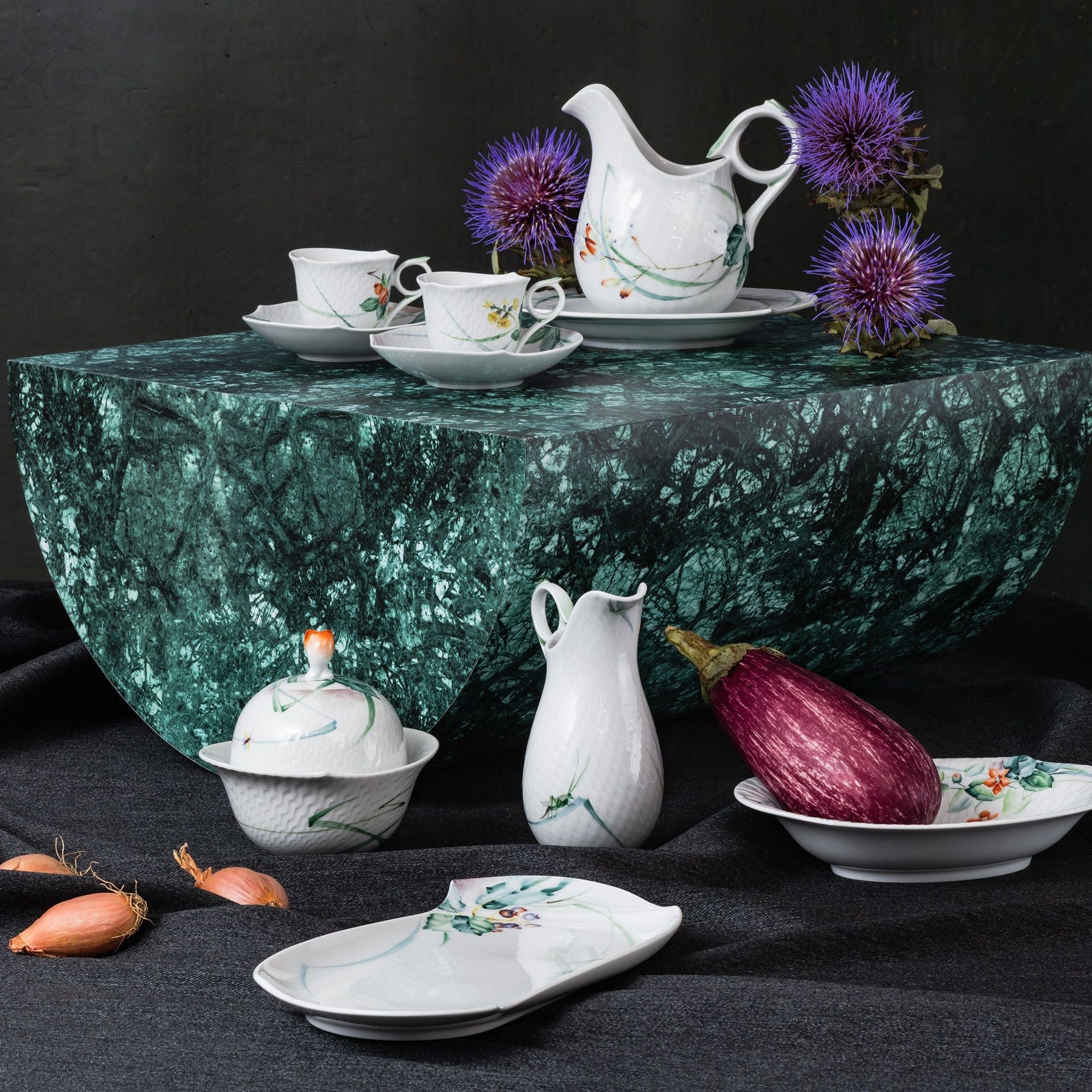 Platte, oval, Waldflora mit Insekten, bunt, weißer Rand, L 25,5 cm | Meissen Wellenspiel Relief 614501 - 29291 - Meissen Weimar